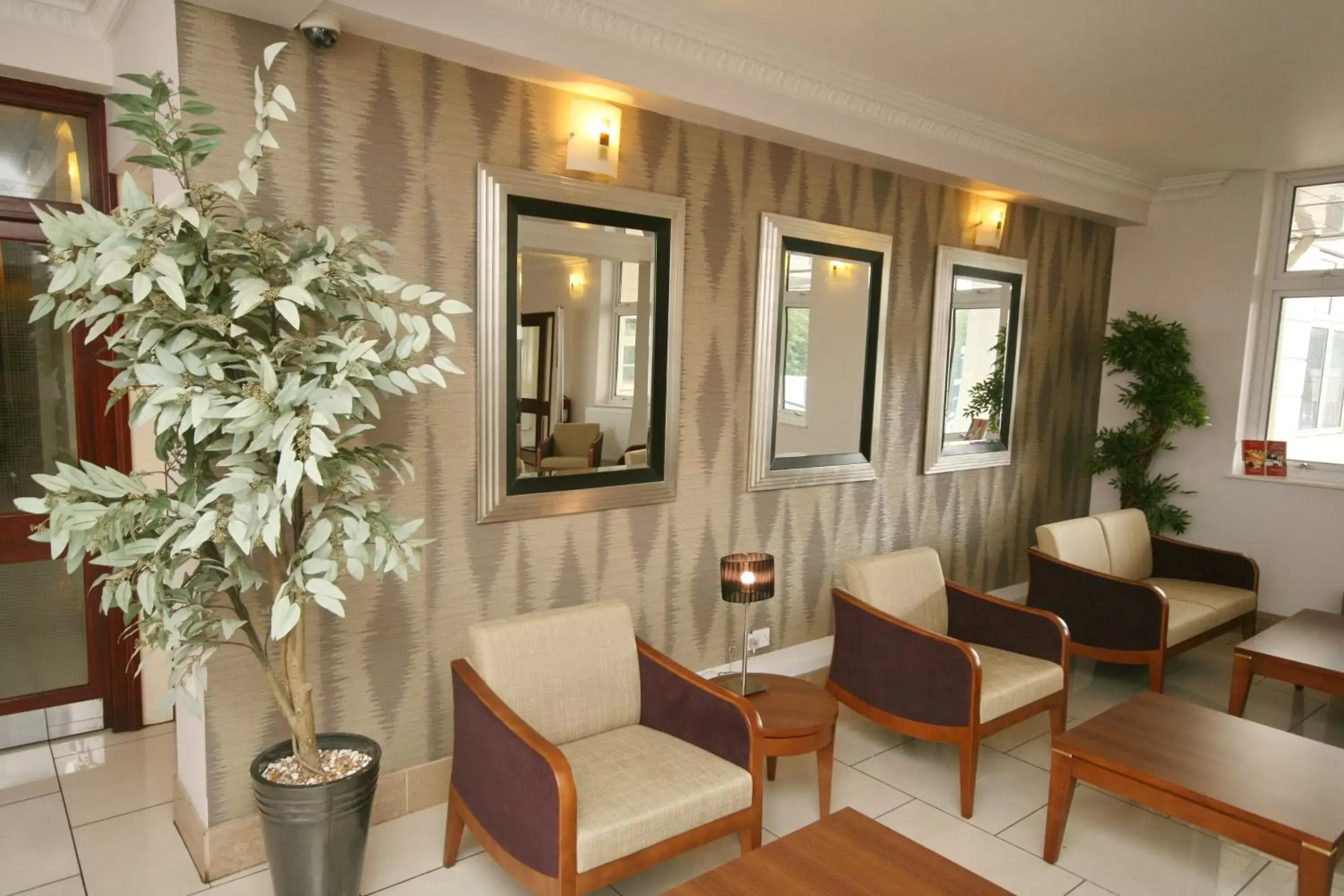 Lobby or reception, Seating Area in Best Western Thurrock Hotel