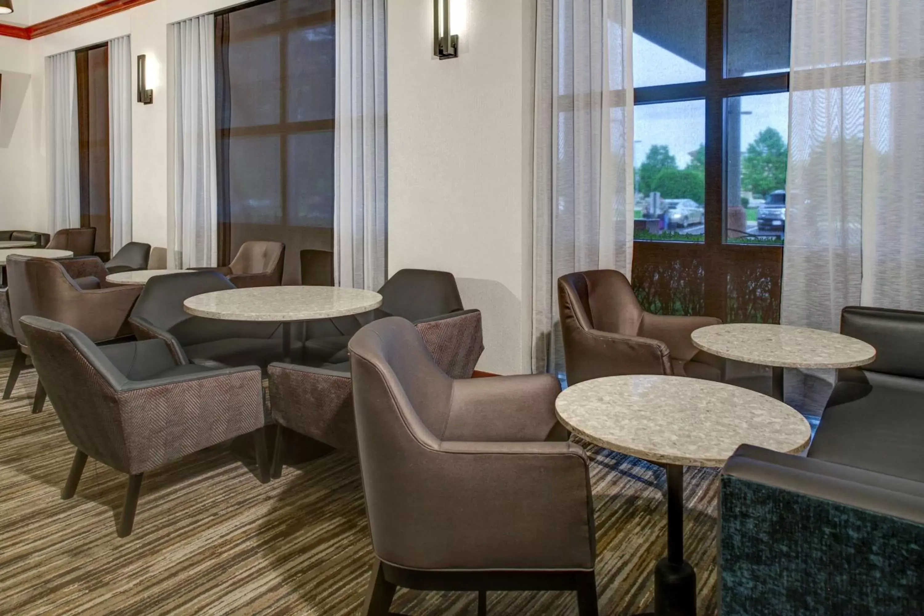 Lounge or bar, Seating Area in Hyatt Place Oklahoma City Airport