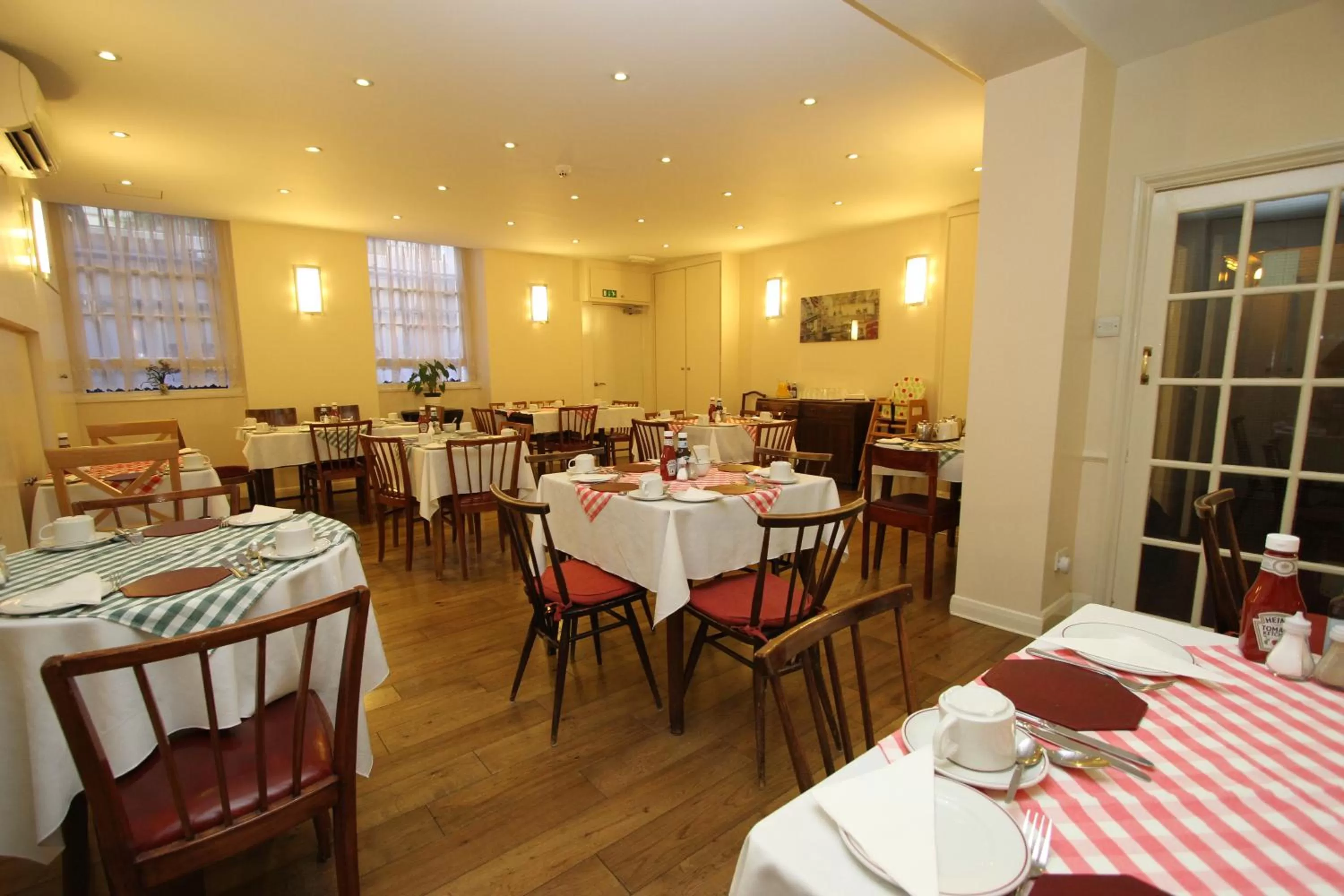 Restaurant/places to eat in Ridgemount Hotel