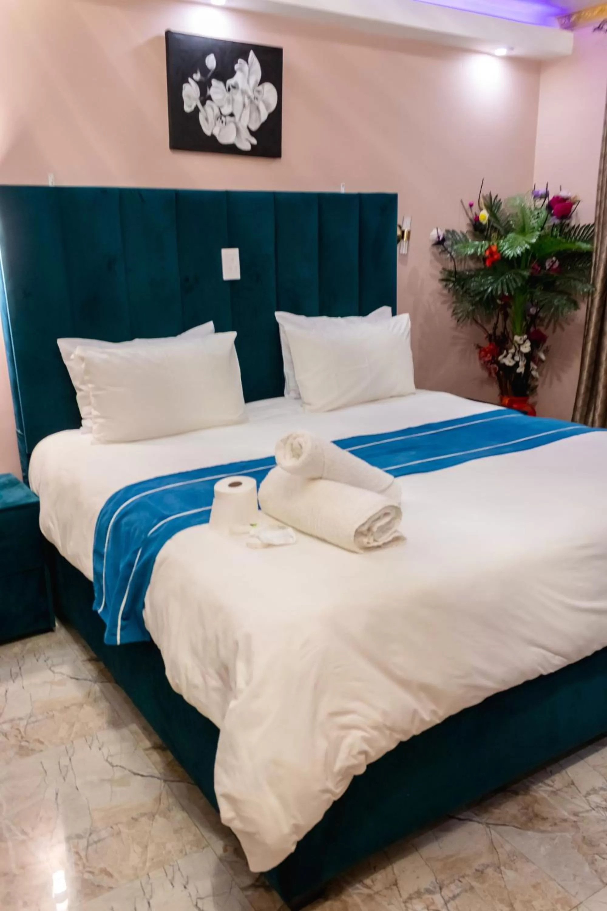 Bedroom, Bed in Gold Crown International Hotel Johannesburg