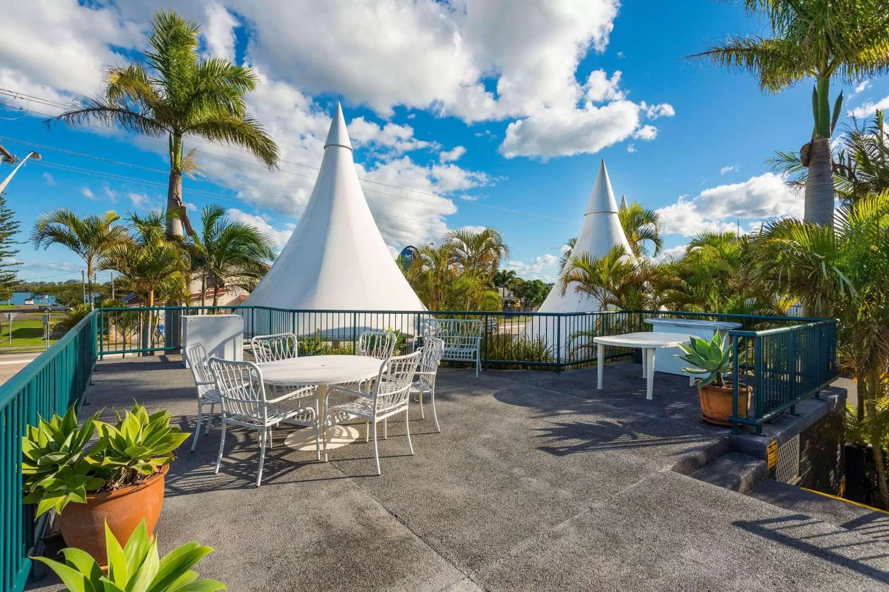 Swimming pool in Comfort Inn All Seasons