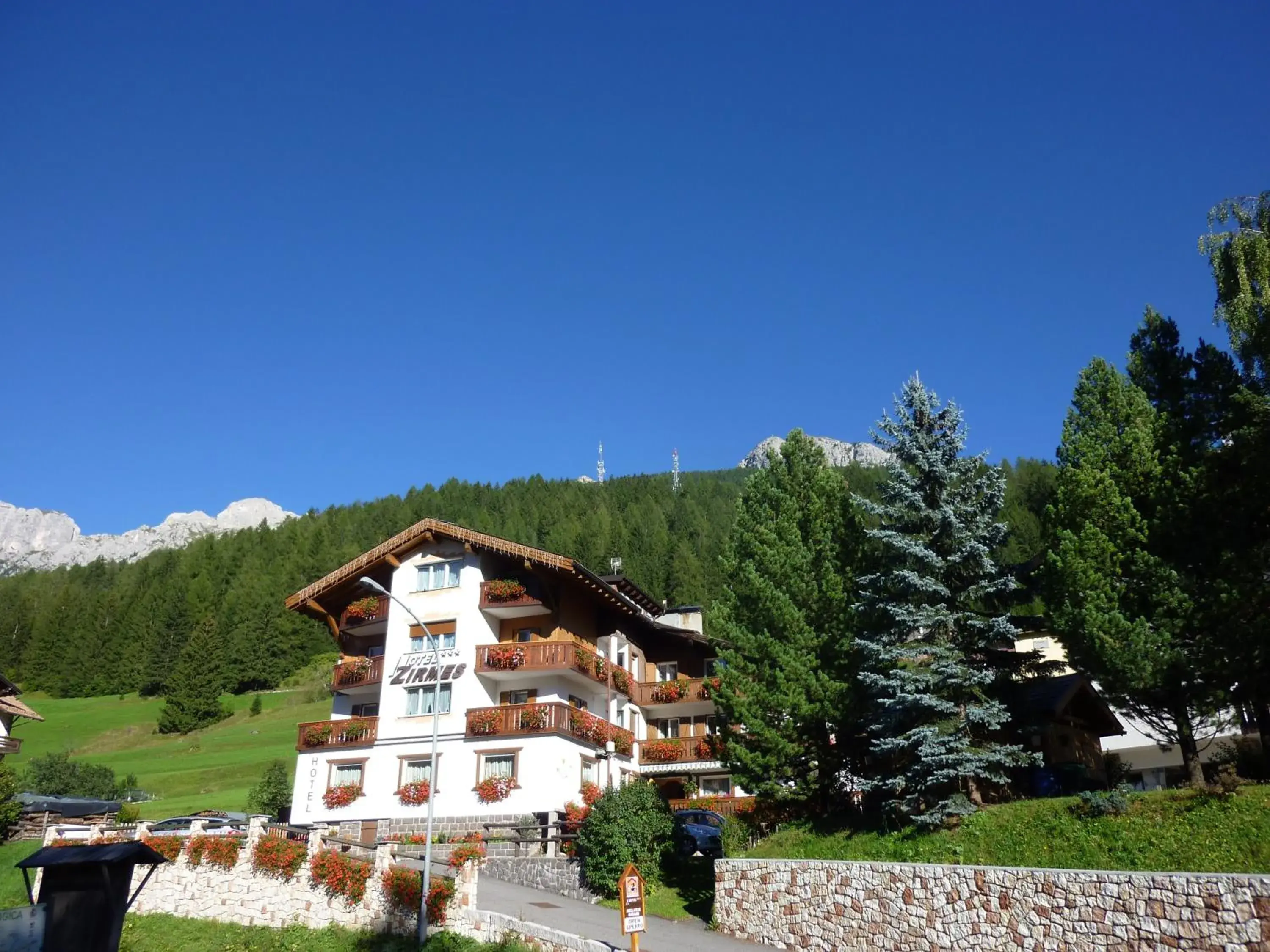 Facade/entrance, Property Building in Hotel Zirmes