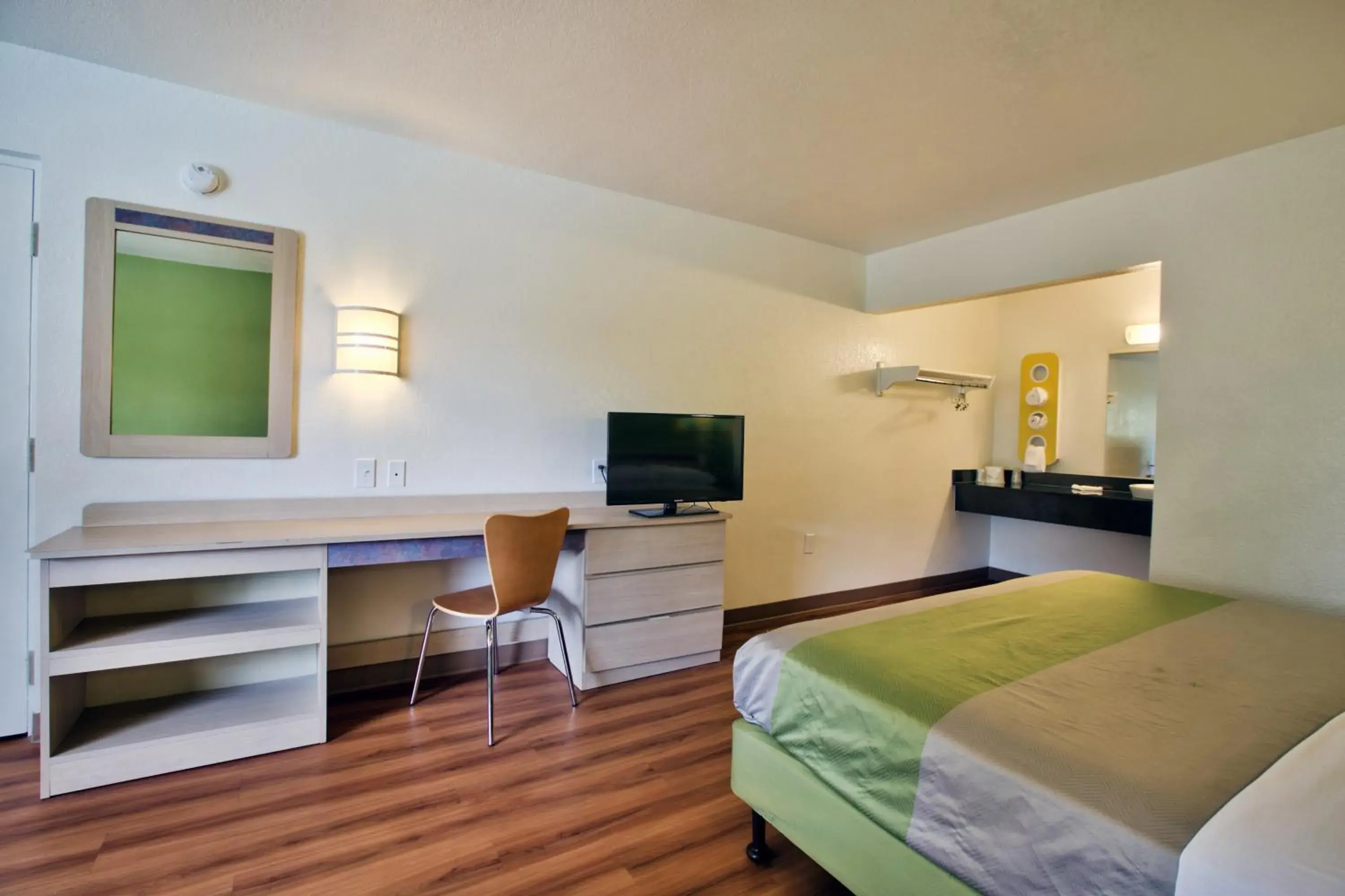 Bedroom, TV/Entertainment Center in Motel 6-Tallahassee, FL - Downtown