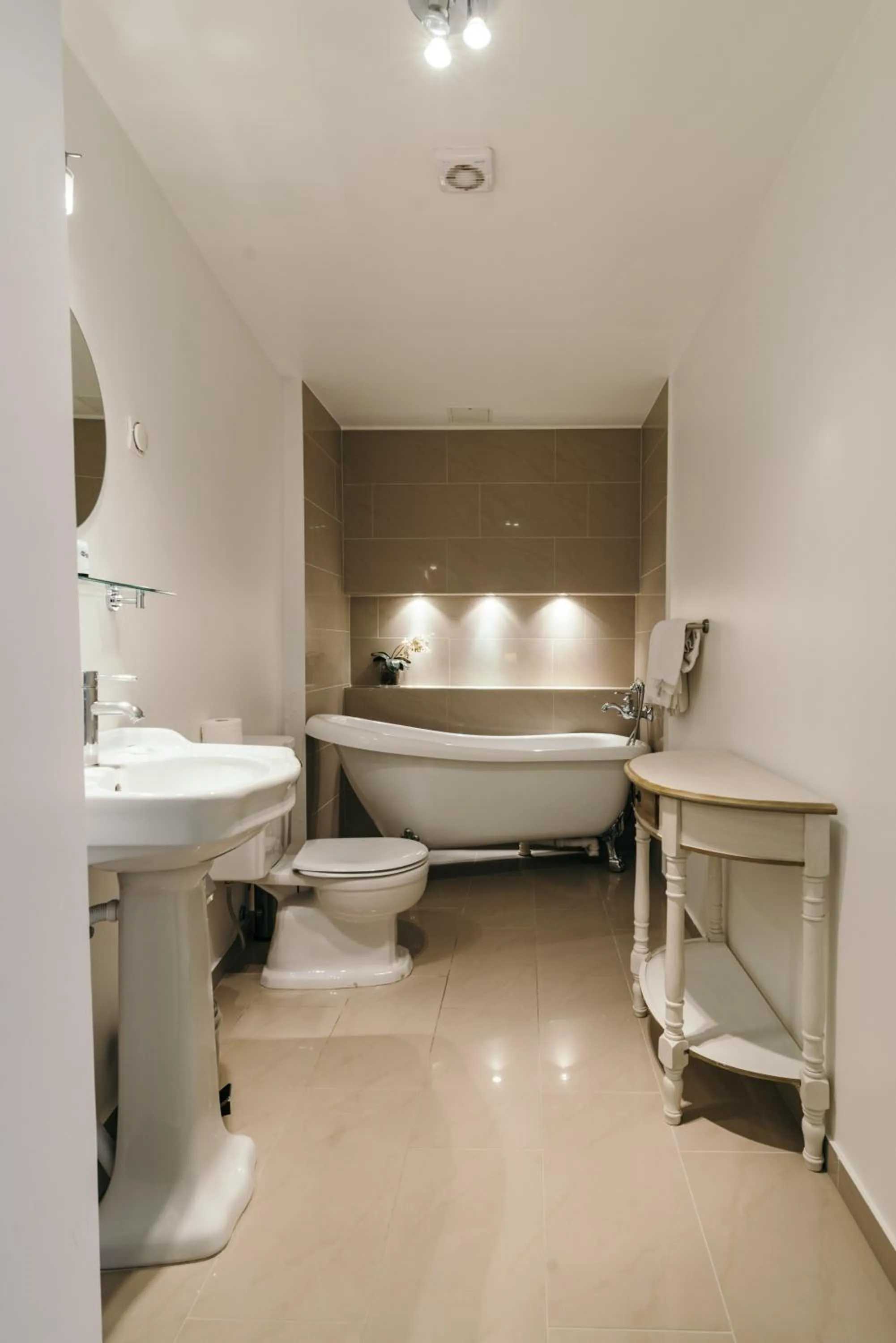 Bathroom, Bed in Merchants House Hotel