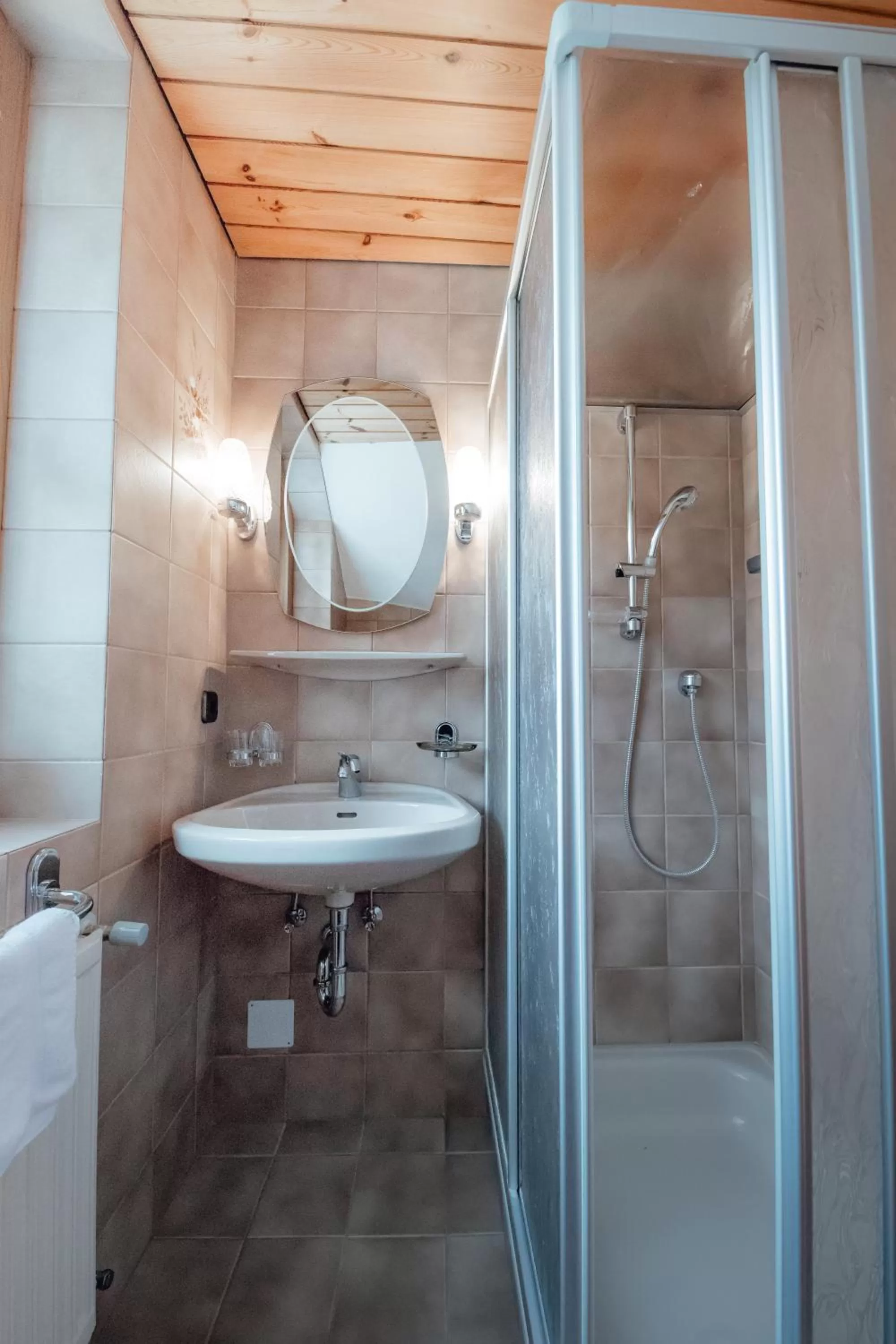 Shower in Zimmer & Ferienwohnungen Dandler