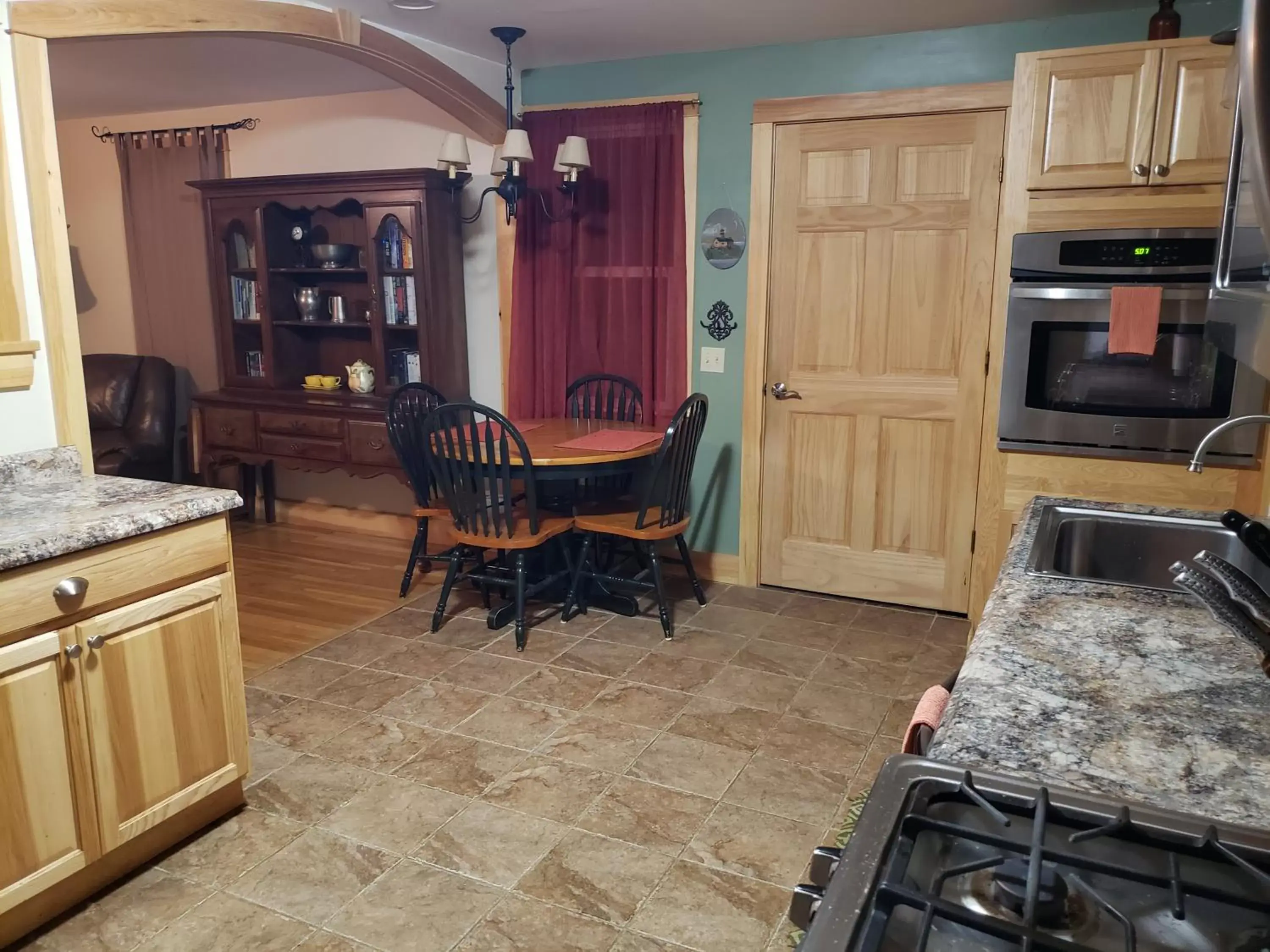 Kitchen or kitchenette, Dining Area in The Eastland Motel