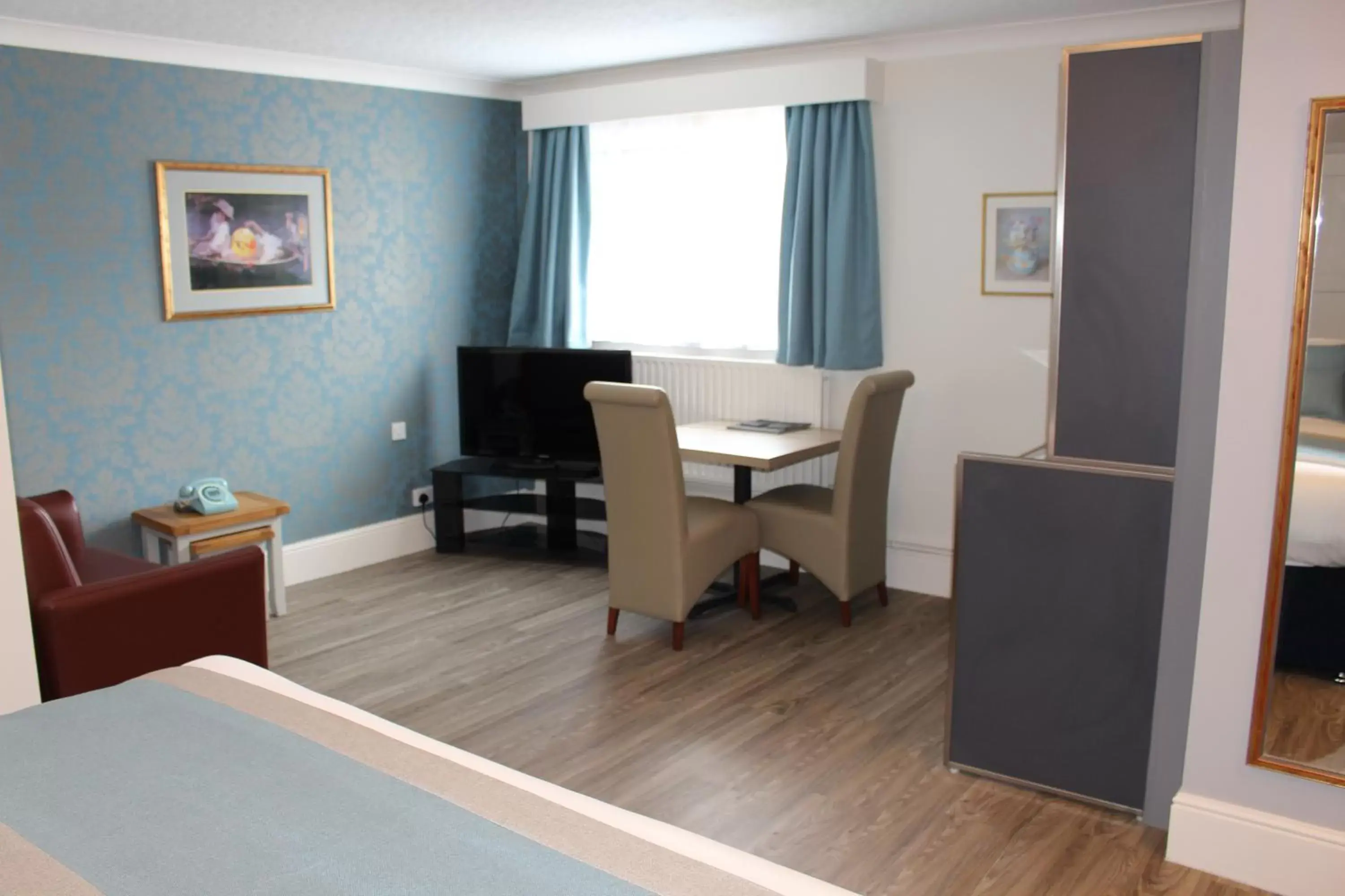 Seating area, Dining Area in Best Western Manor Hotel