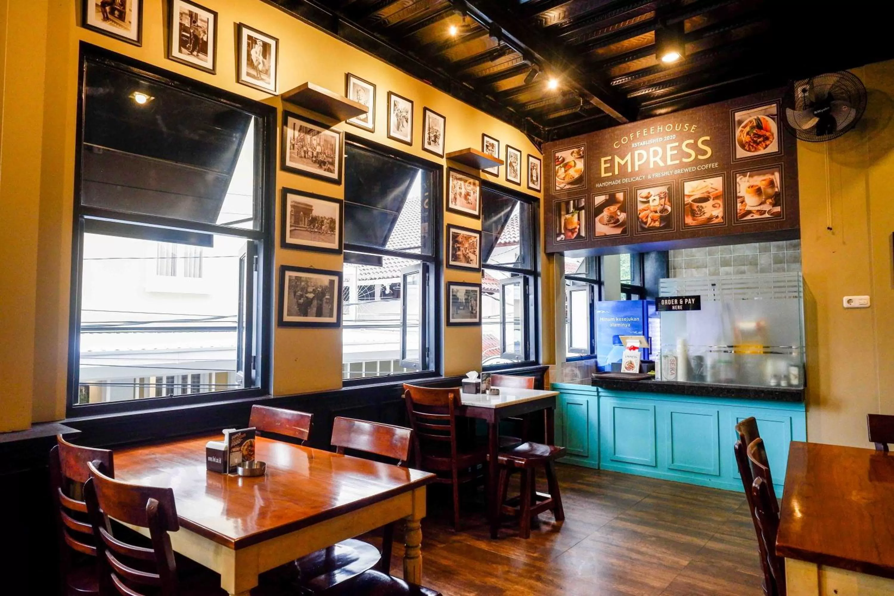 Restaurant/places to eat in Sans Hotel Empress Simpang Lima