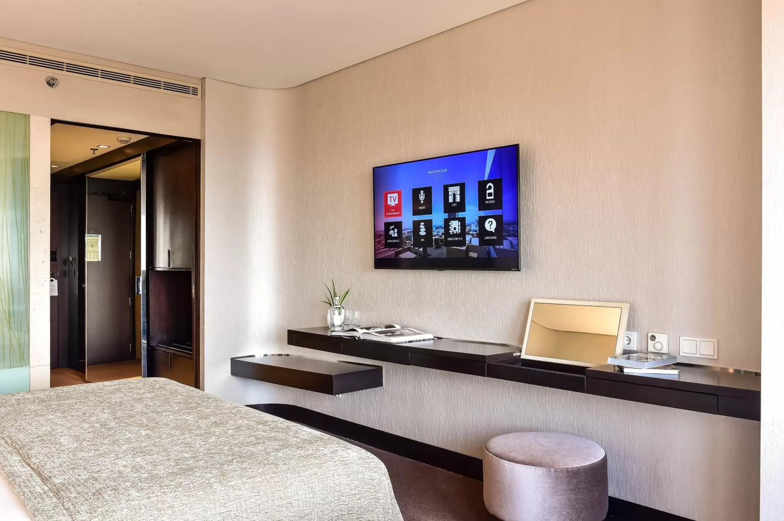 Photo of the whole room, TV/Entertainment Center in Porto Palácio Hotel by The Editory