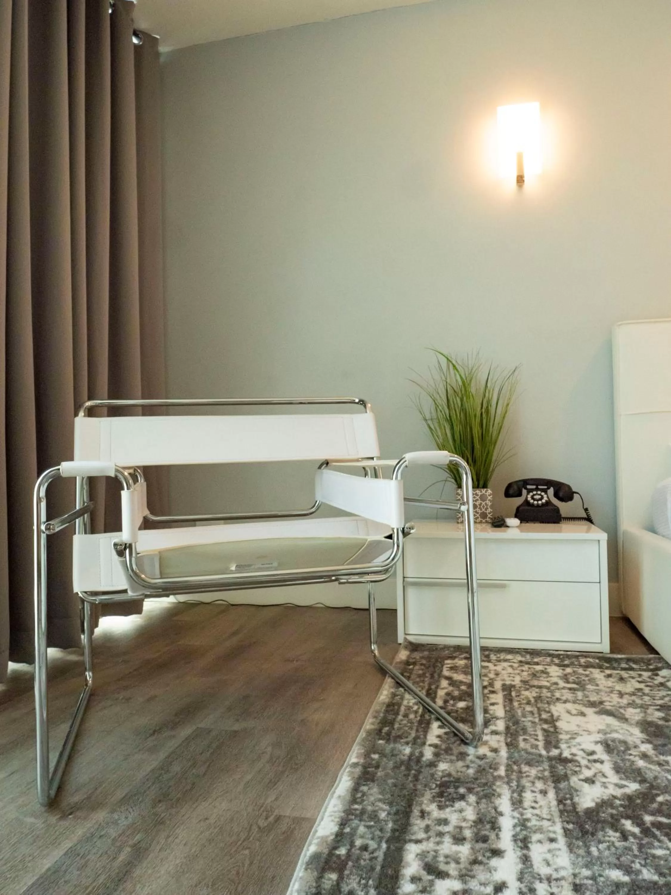 Seating area, Bed in Park Plaza Lodge