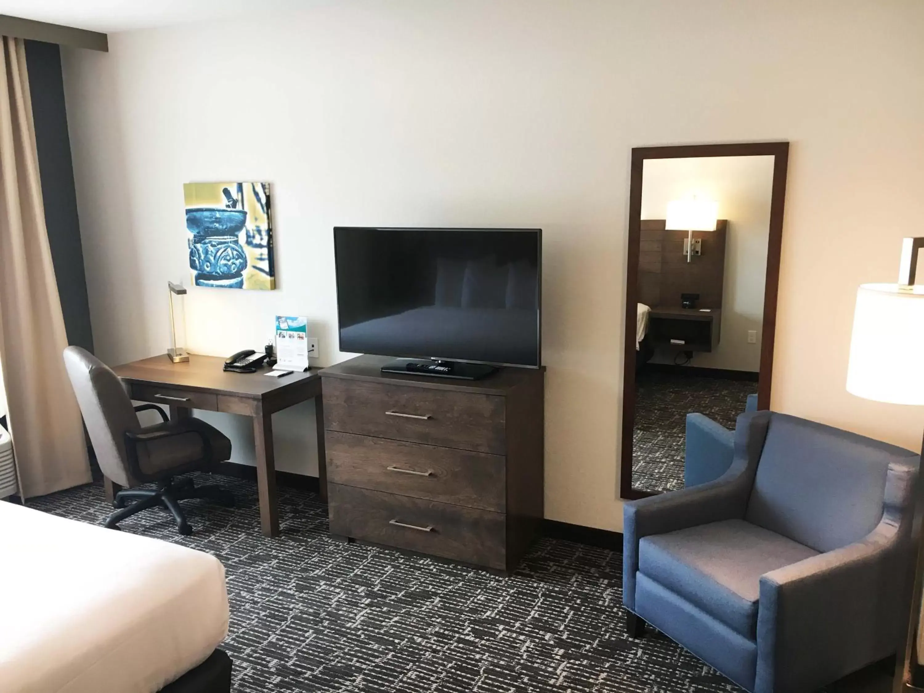 TV and multimedia, Bed in Gundersen Hotel & Suites TV and multimedia, Bed in Gundersen Hotel & Suites