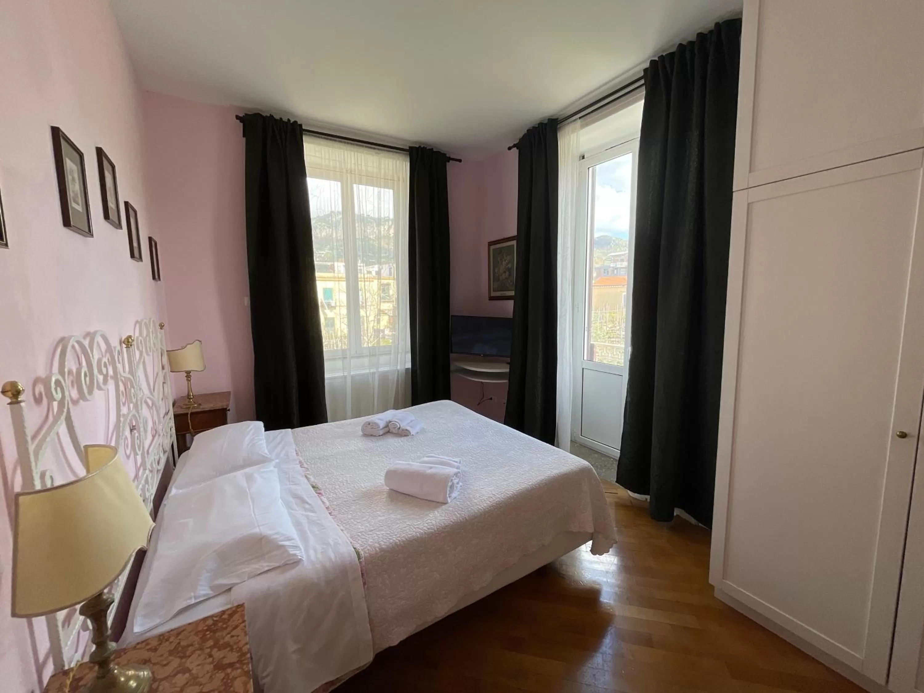 Photo of the whole room, Bed in The Secret Garden Relais