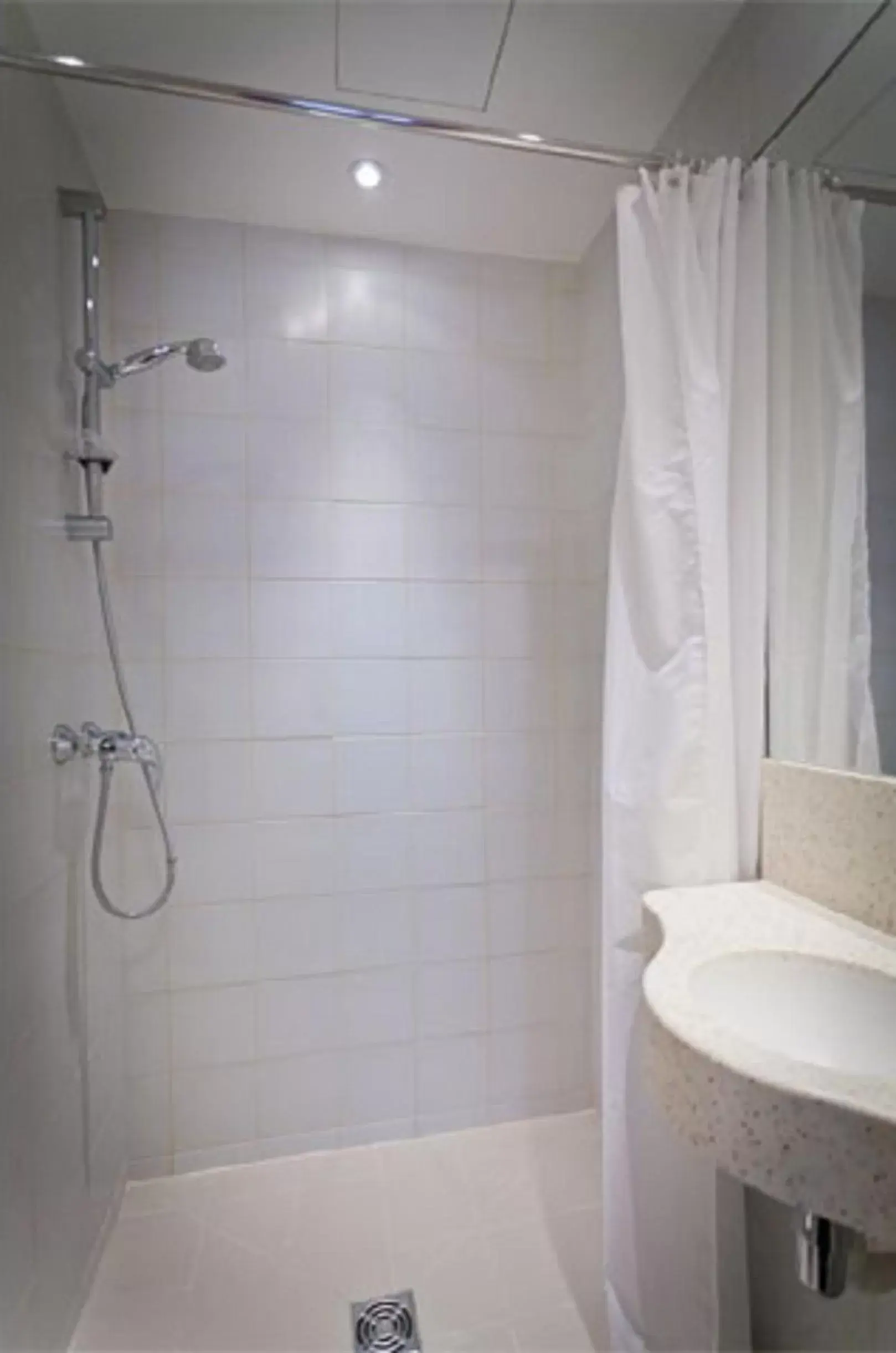 Shower, Bathroom in Grand Hotel des Balcons
