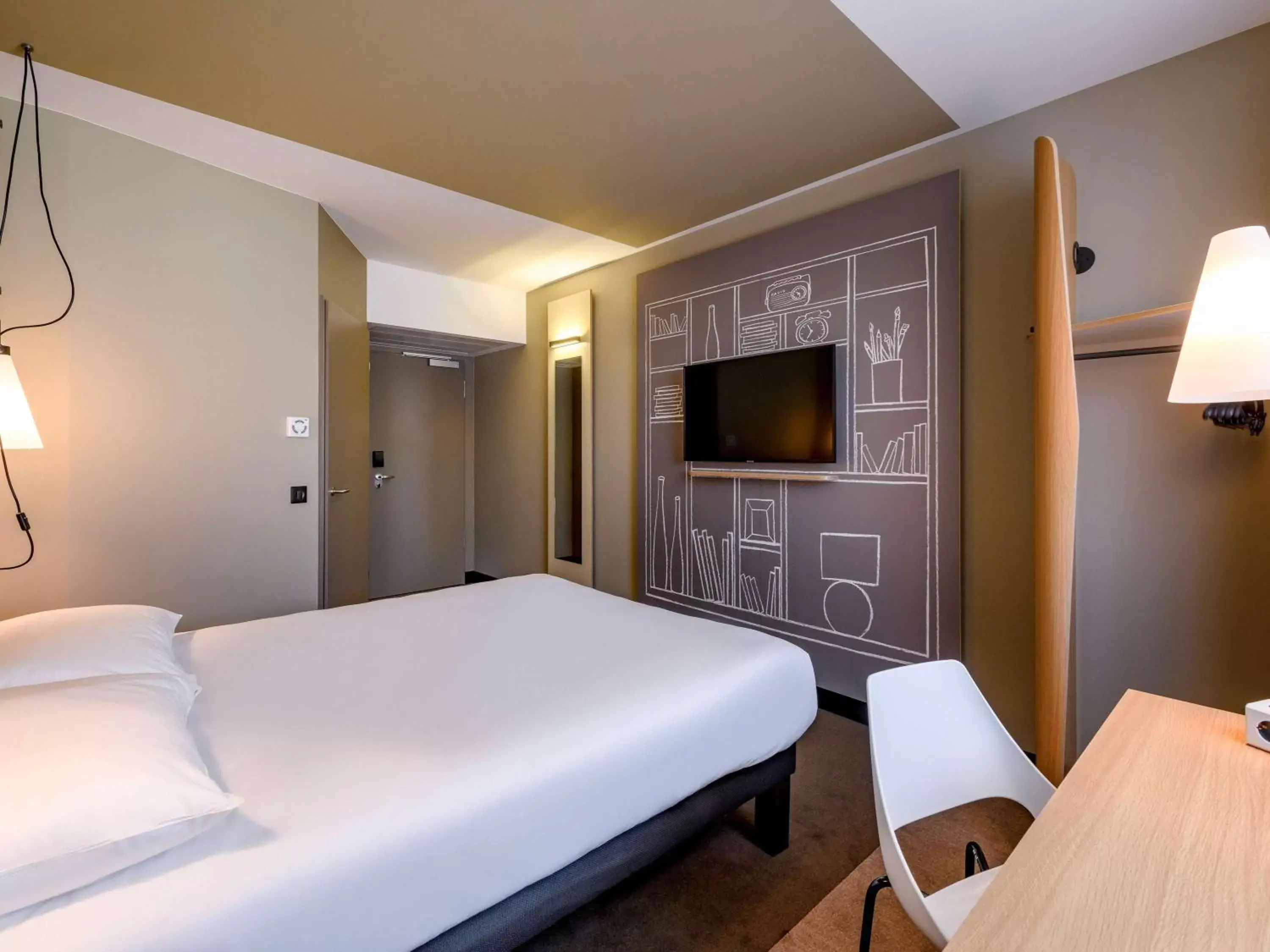 Photo of the whole room, Bed in ibis Regensburg Zentrum