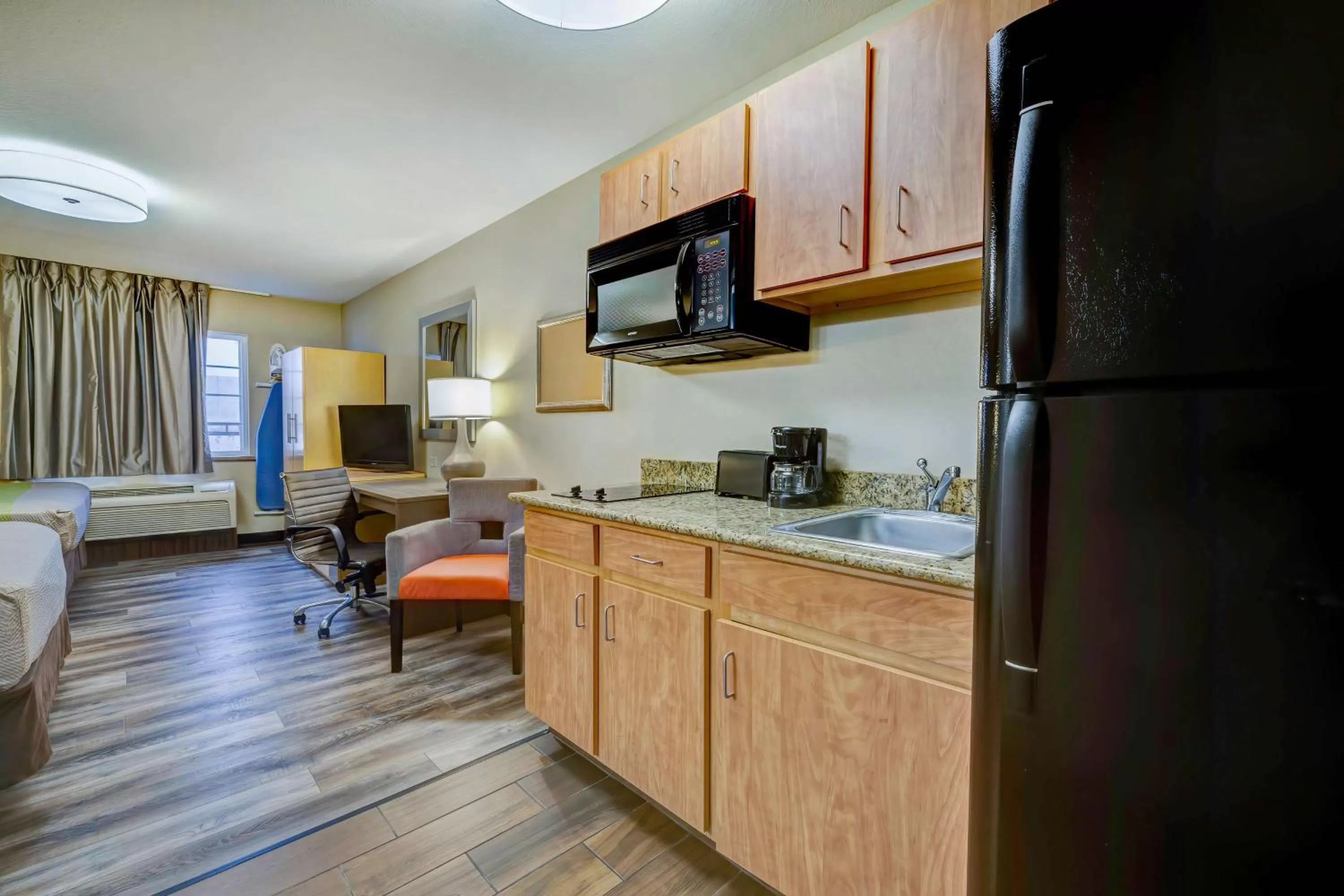 Photo of the whole room, Bed in Studio 6 Lenexa - Overland Park