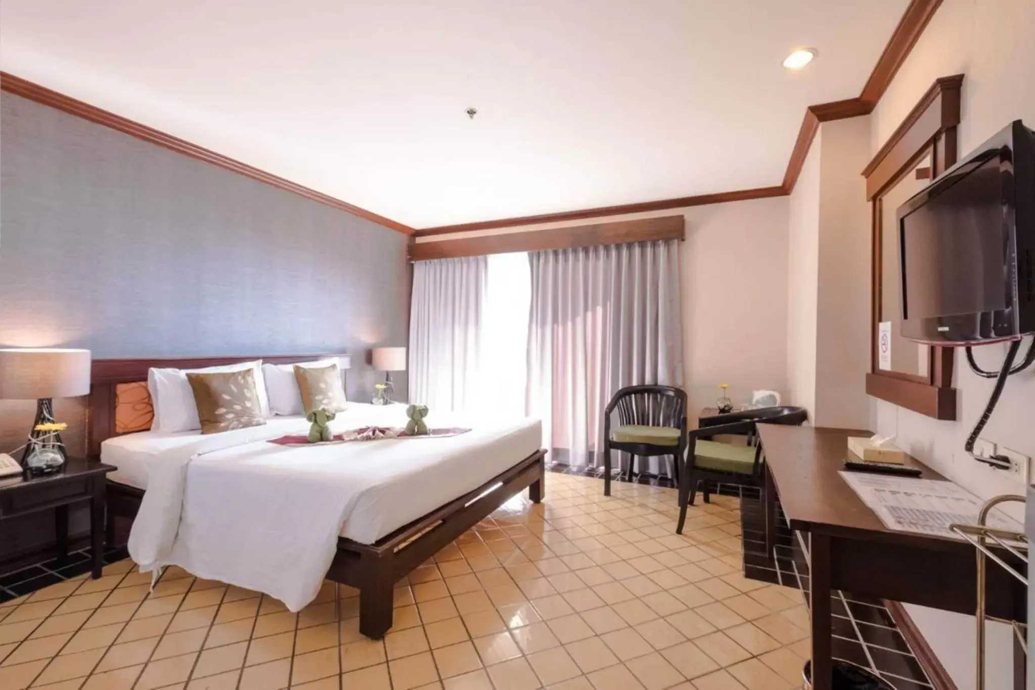 Photo of the whole room, Bed in Jomtien Thani Hotel