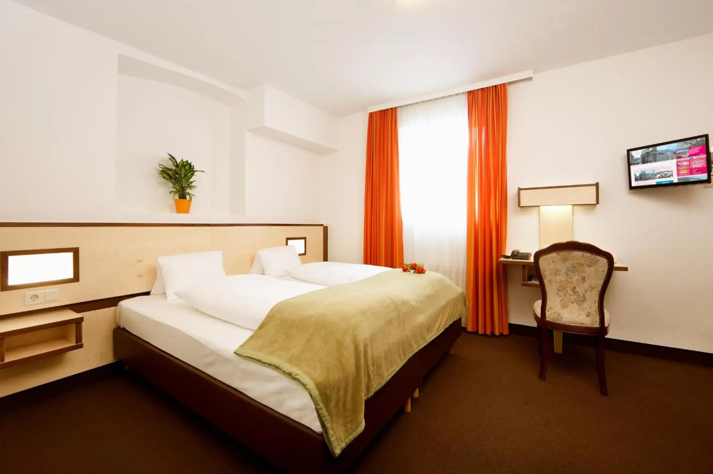 Bed in Hotel Goldene Krone Innsbruck