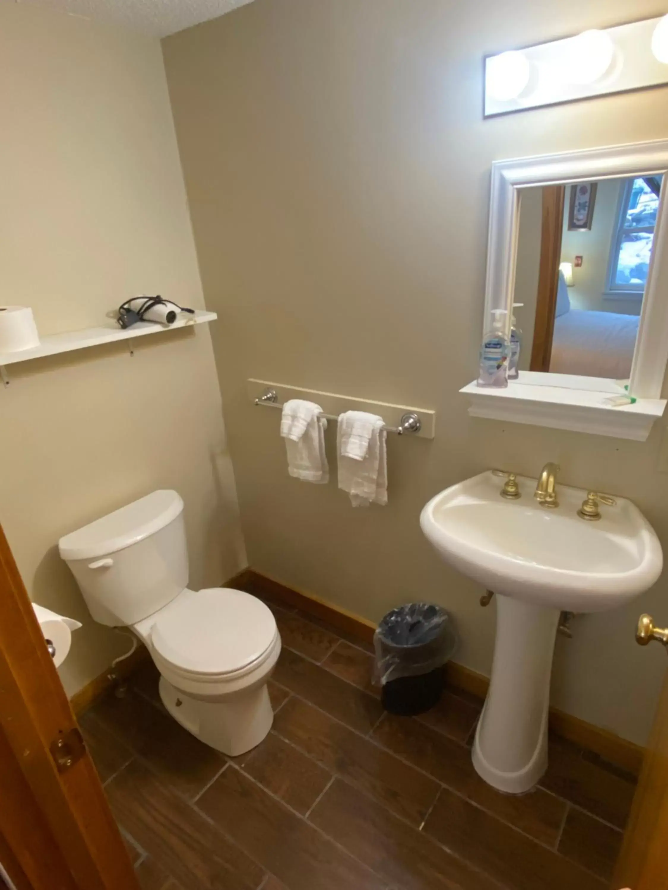 Bathroom in Bromley View Inn