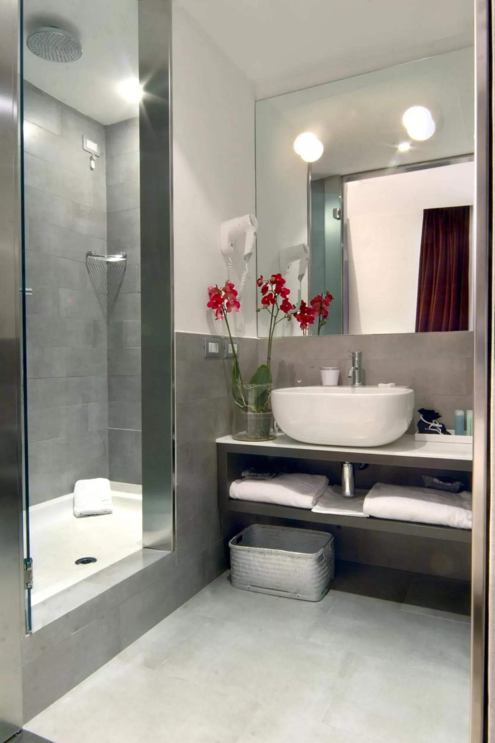 Shower in Hotel Adriano