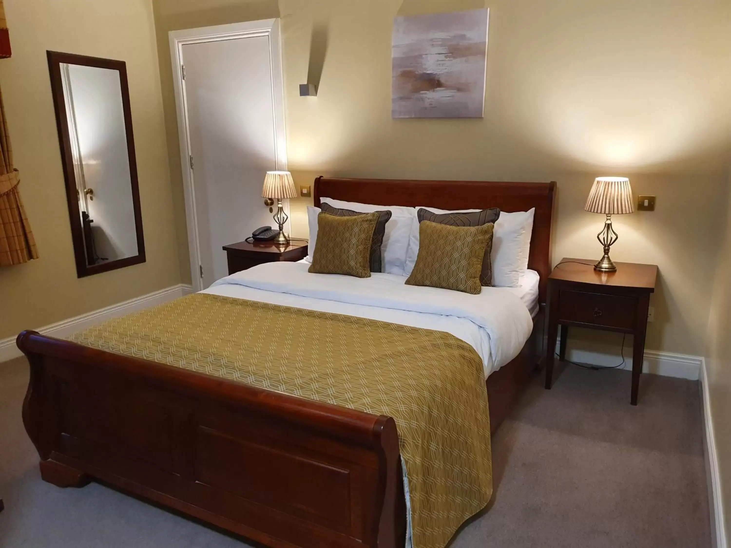 Bed in Uppercross House Hotel