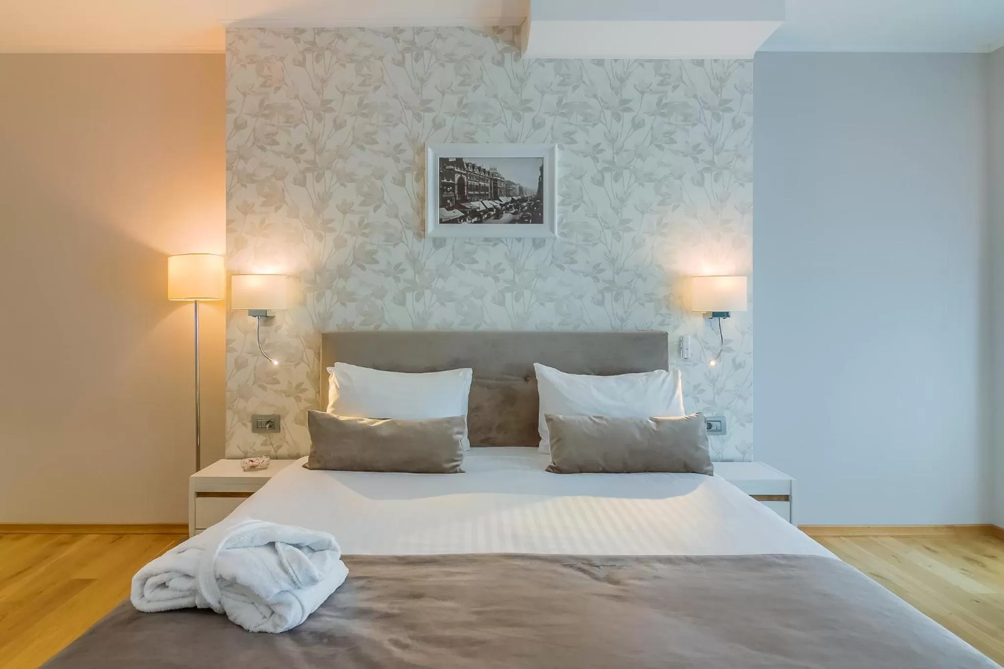 Bed in New Era Hotel Old Town Party Zone Bucharest- parking with fee nearby - NOT at the hotel !