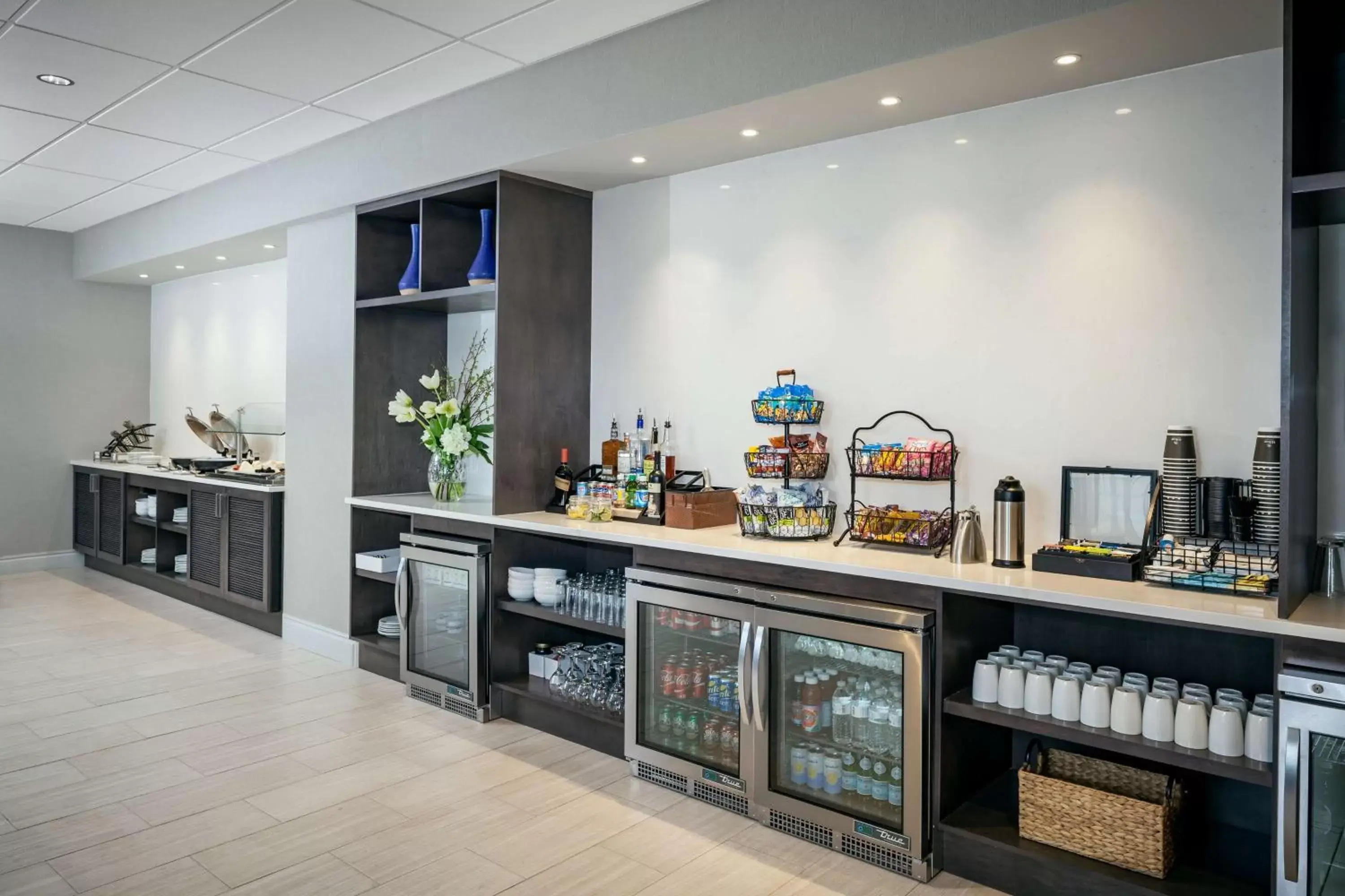 Lounge or bar, Kitchen/Kitchenette in Hilton Suites Brentwood