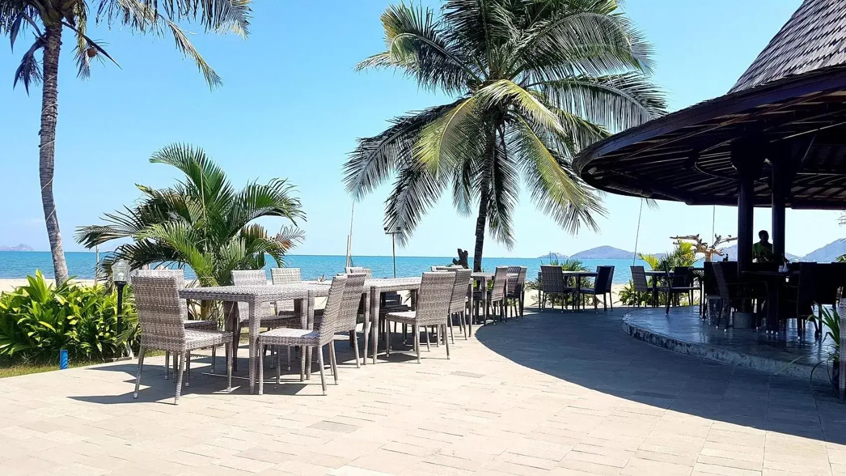 Restaurant/places to eat, Beach in Luwansa Beach Hotel