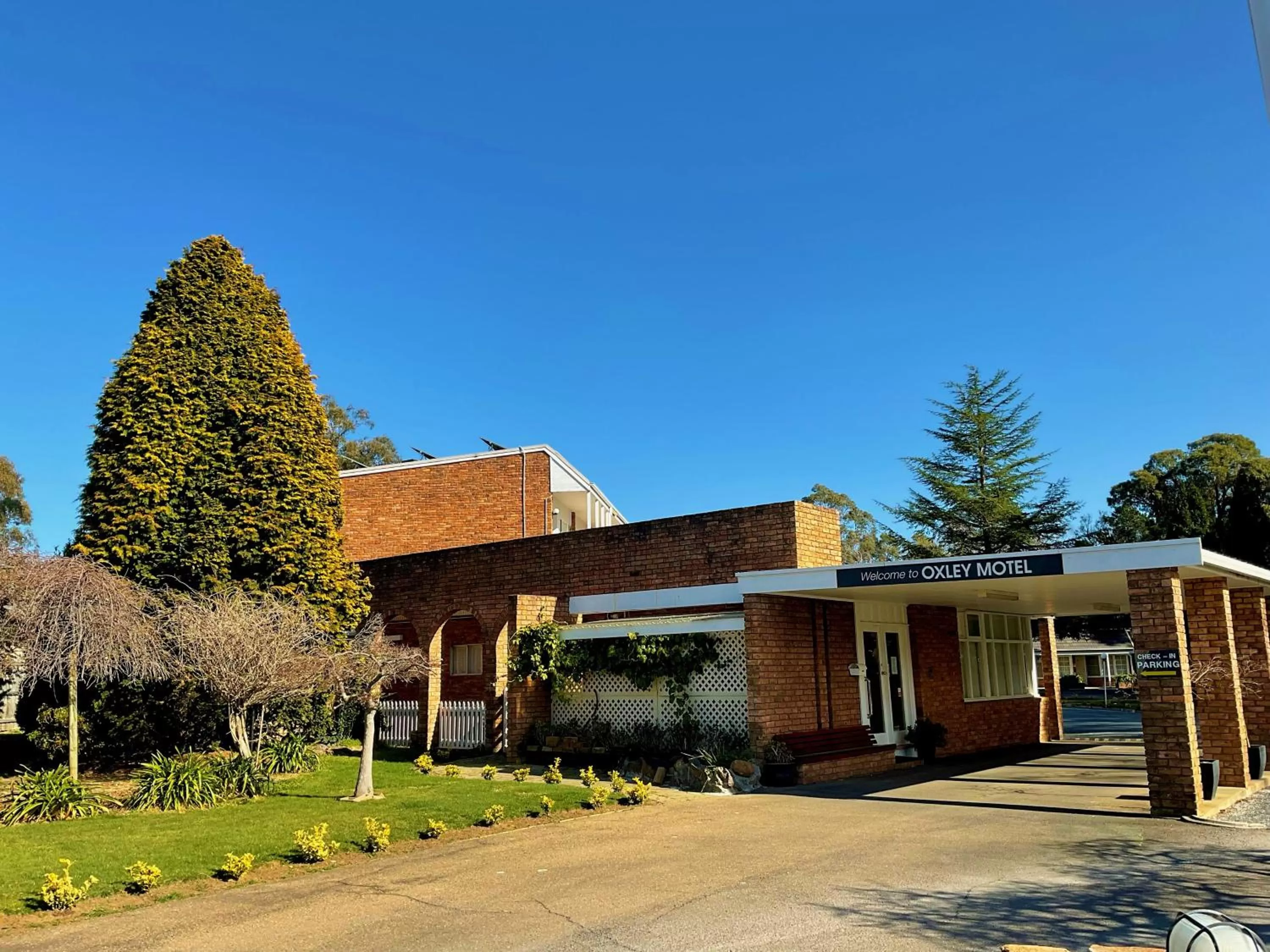 Facade/entrance in Oxley Motel