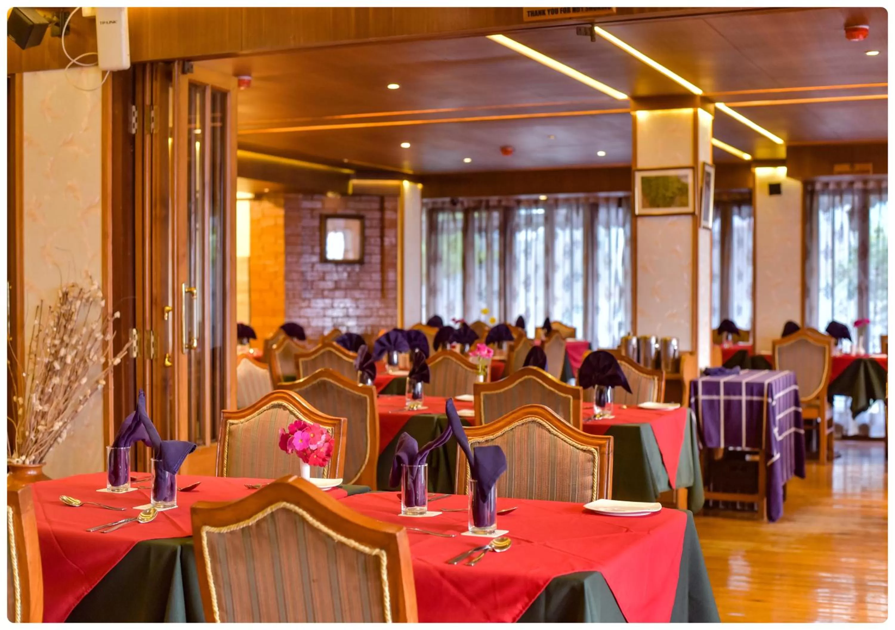 Restaurant/Places to Eat in Cedar Inn