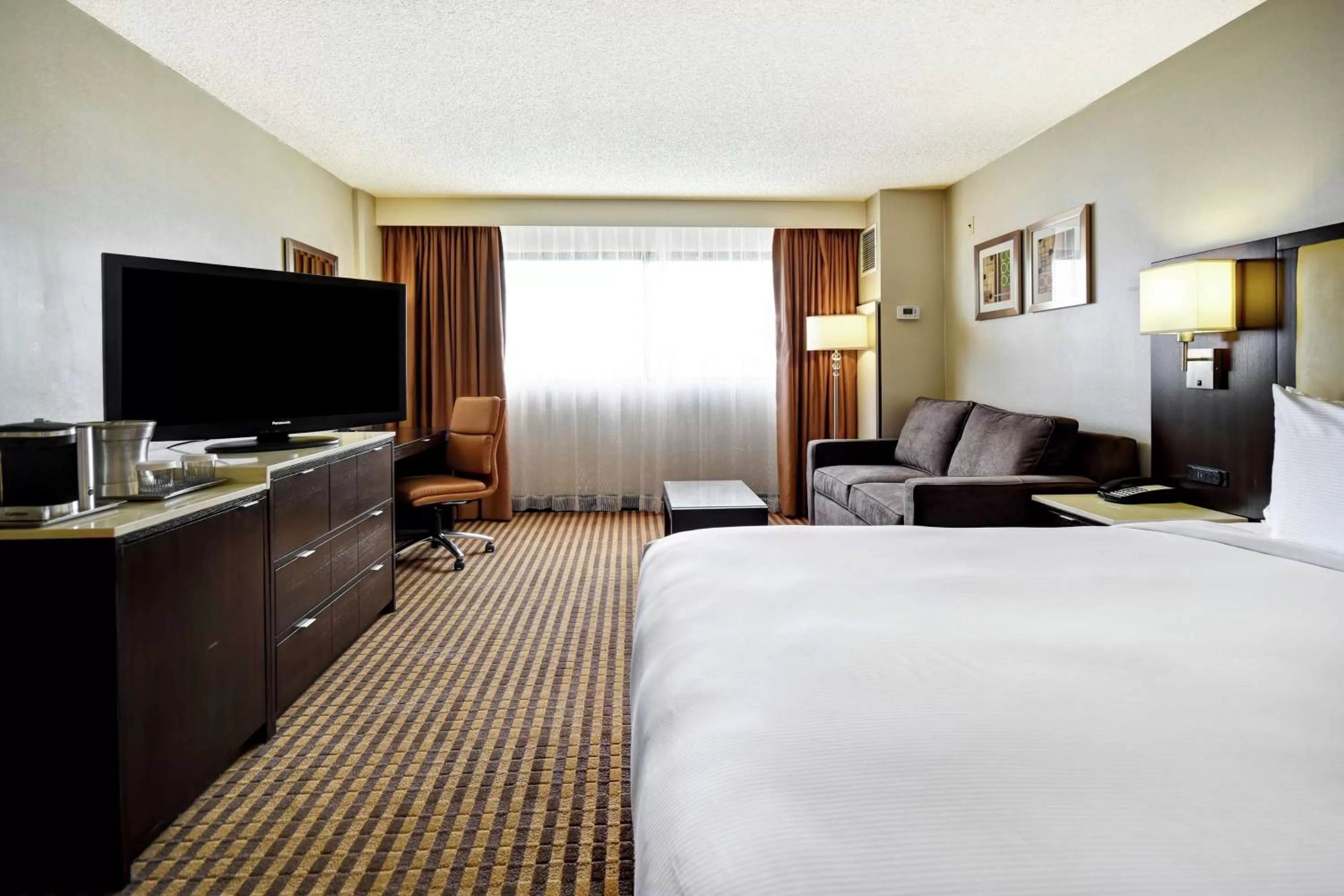 Bedroom, Bed in DoubleTree by Hilton Pleasanton at The Club