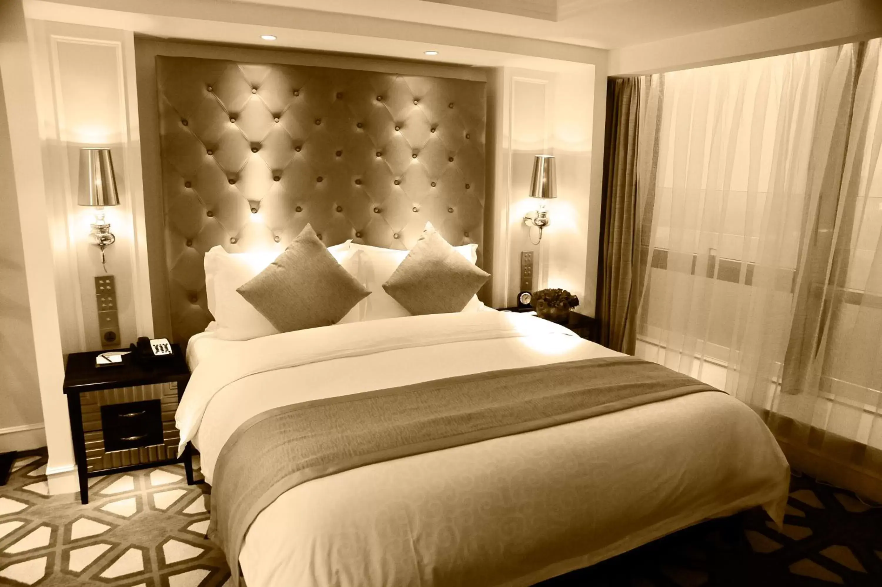 Bed in Paramount Gallery Hotel Bed in Paramount Gallery Hotel