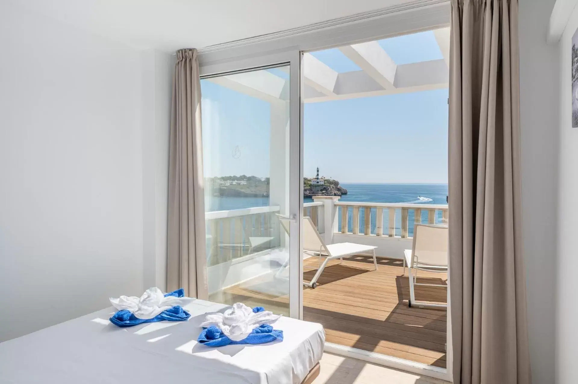 Bed in Orange Colom - Seaside Apartments