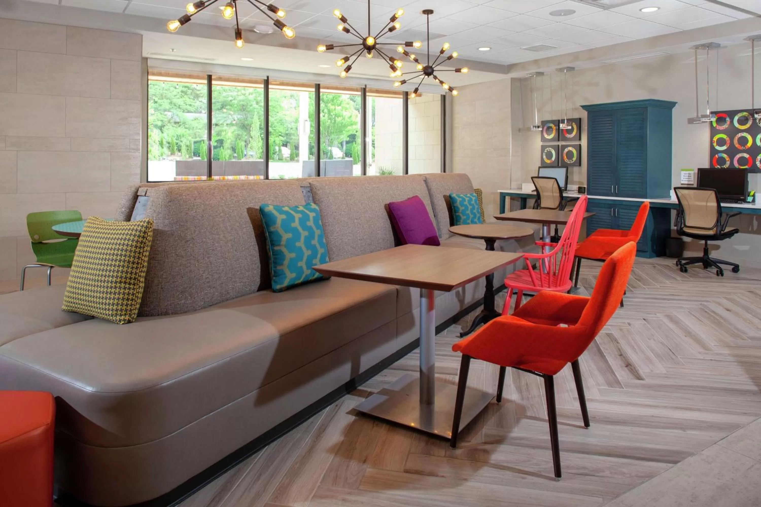 Communal lounge/ TV room in Home2 Suites by Hilton Bloomington