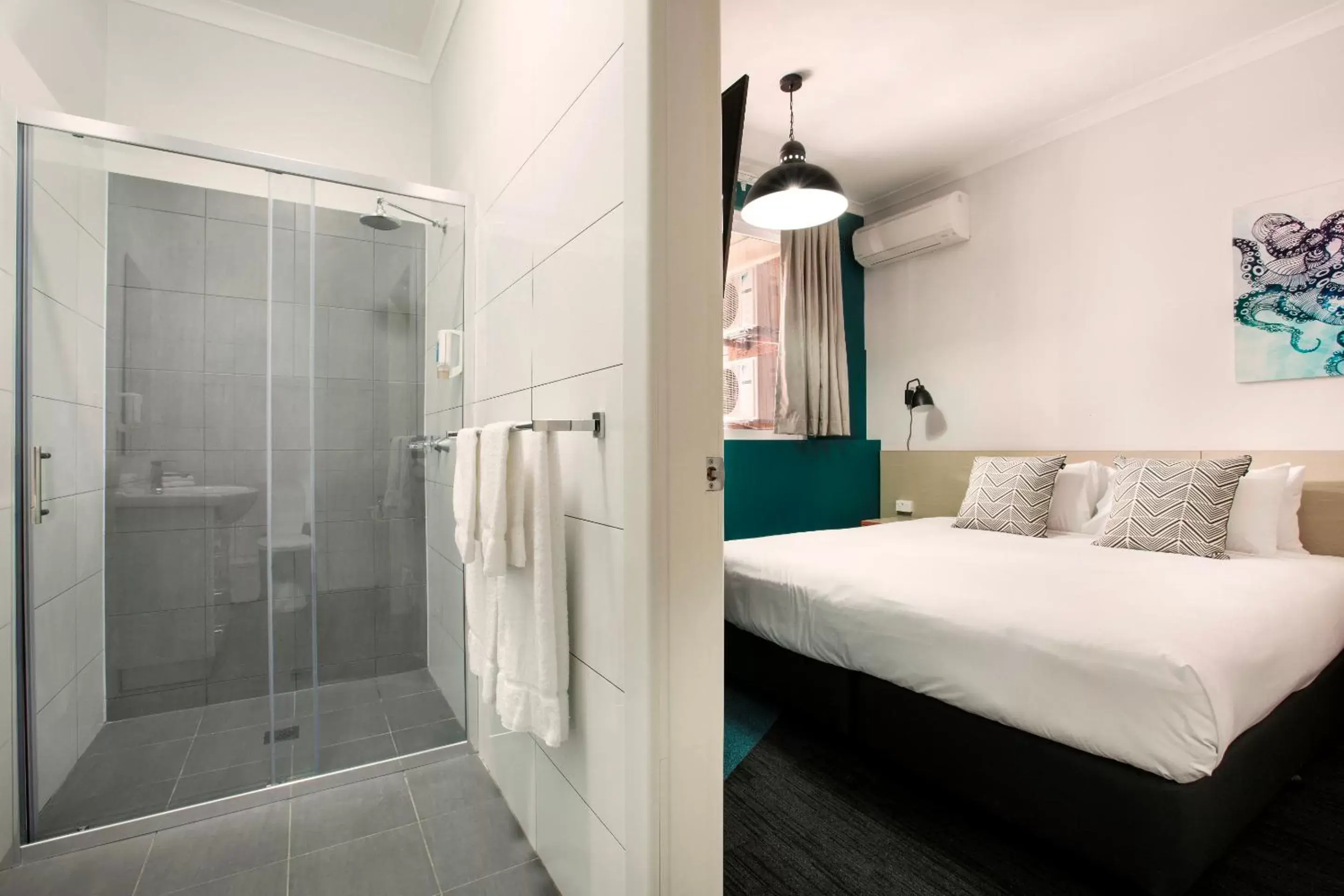 Shower, Bathroom in Greenacre Hotel