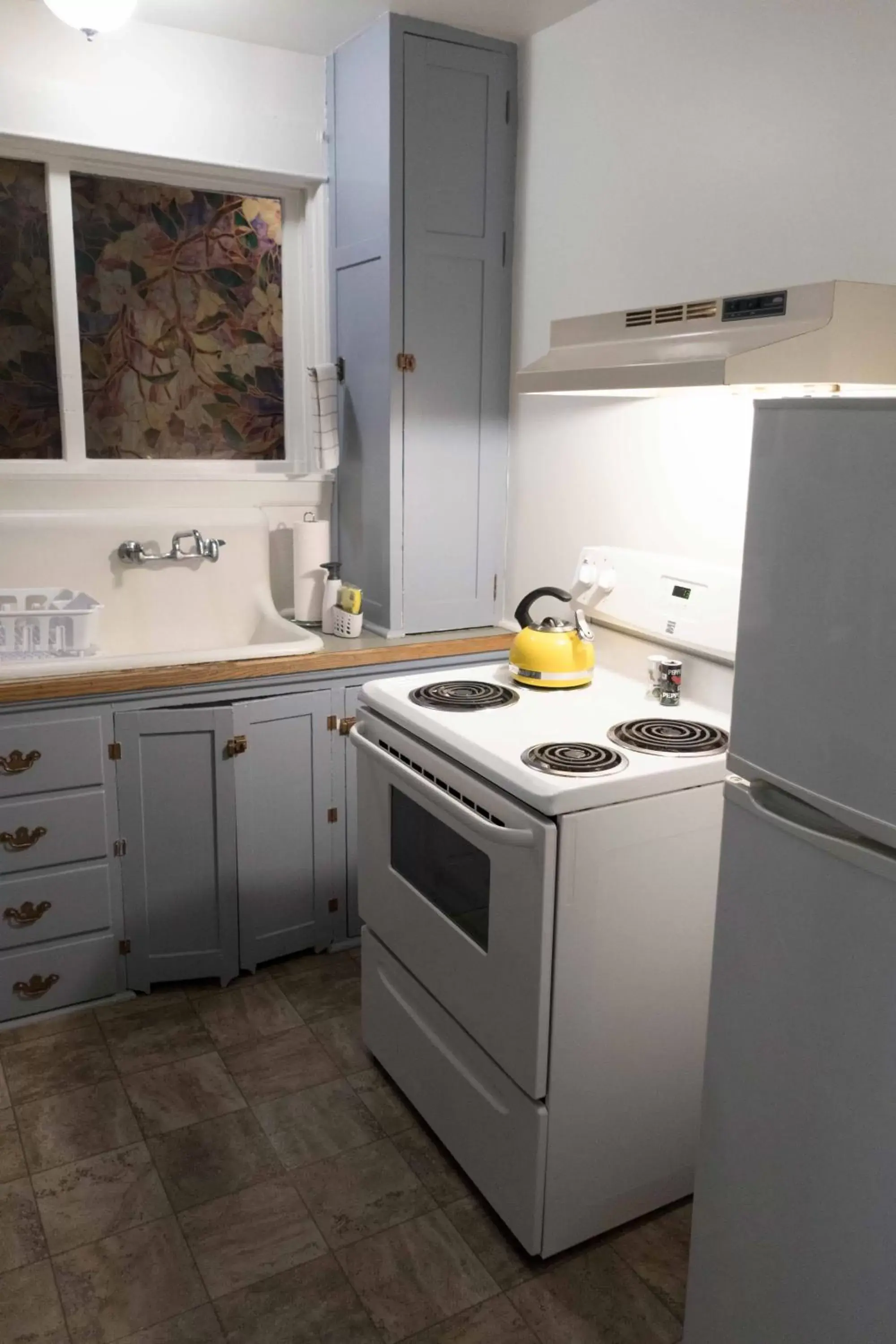 Kitchen or kitchenette, Kitchen/Kitchenette in Sauerdough Lodging