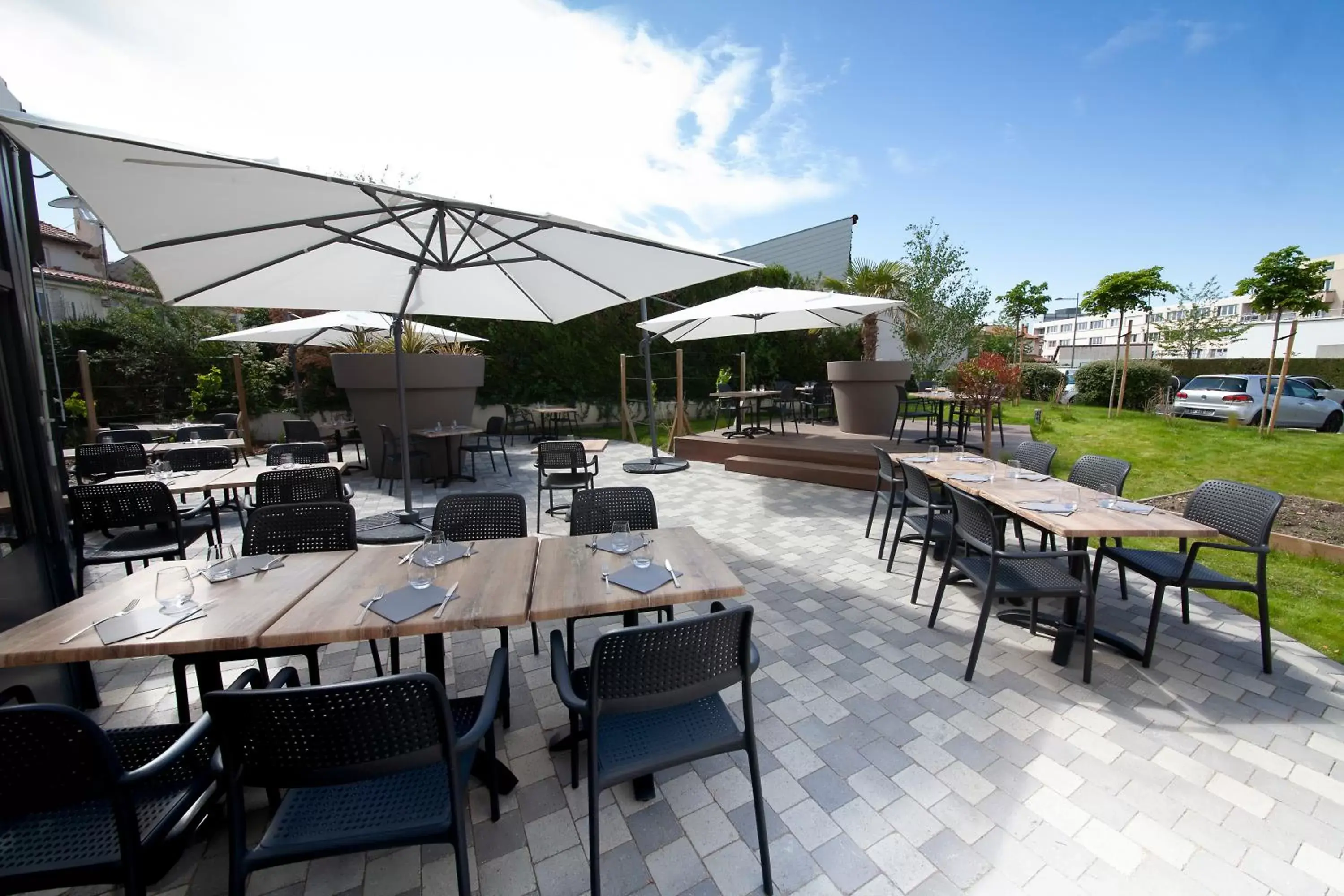 Patio, Restaurant/Places to Eat in Comfort Hotel Clermont Saint Jacques