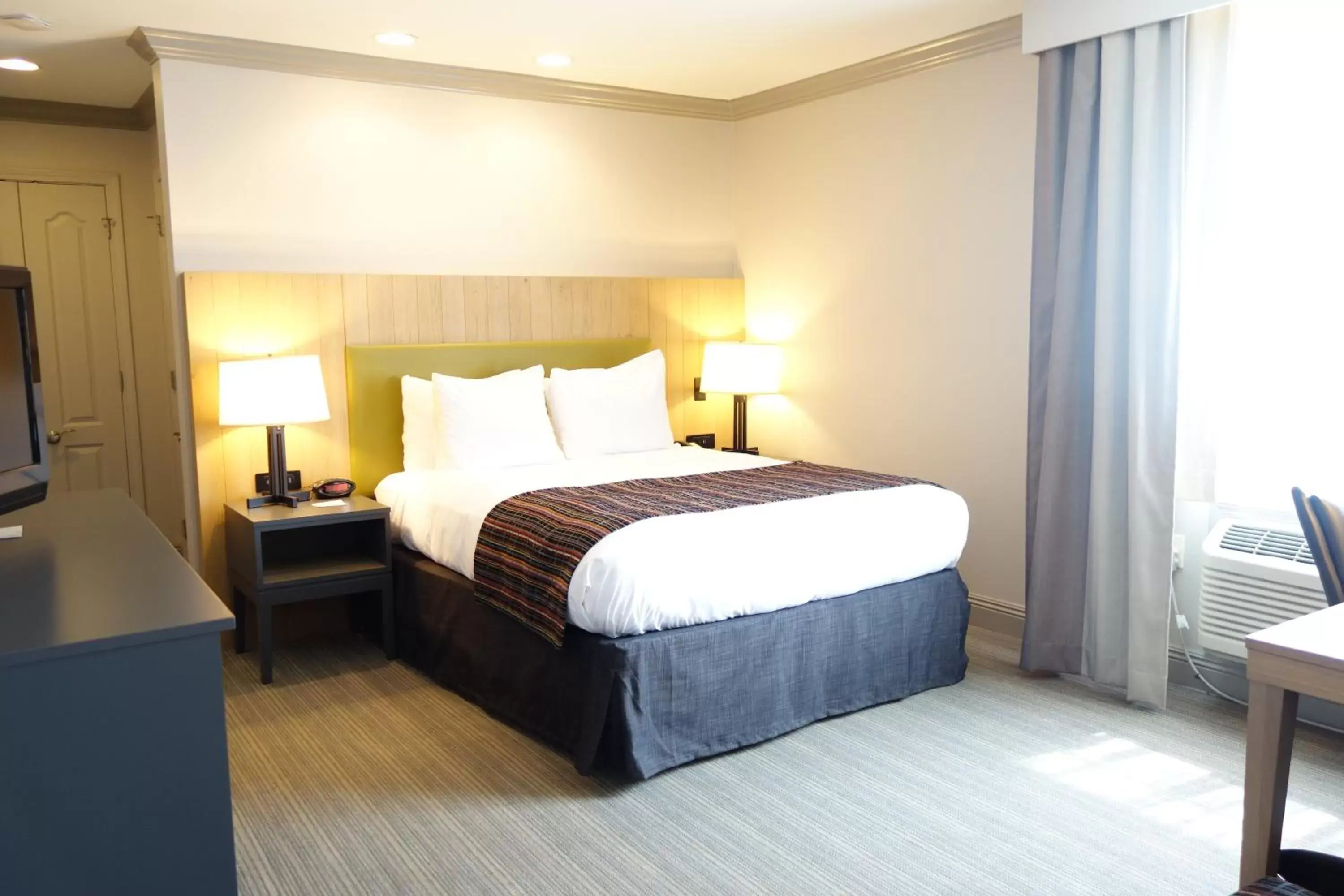 Bed in Country Inn & Suites by Radisson, Metairie (New Orleans), LA