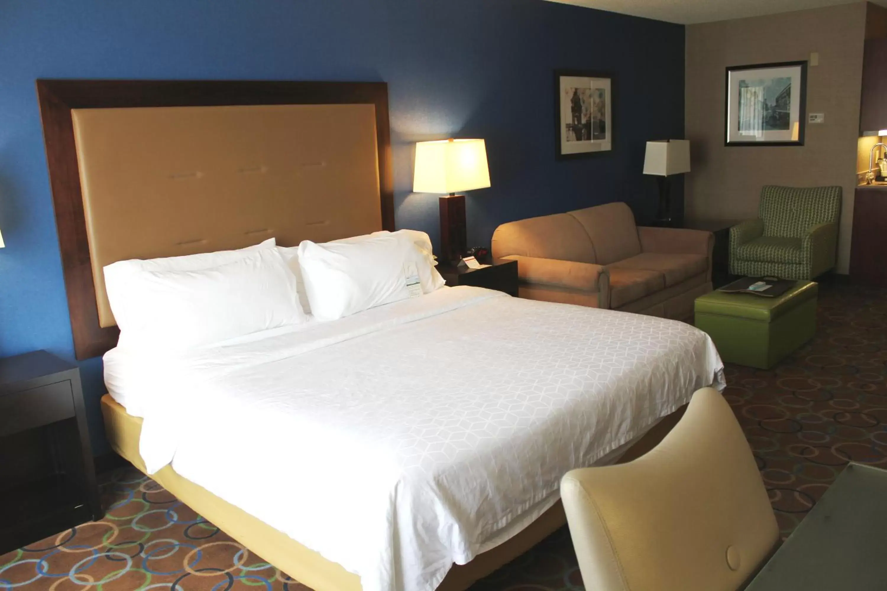 Bed in Holiday Inn Express Hotel & Suites Manchester - Airport, an IHG Hotel