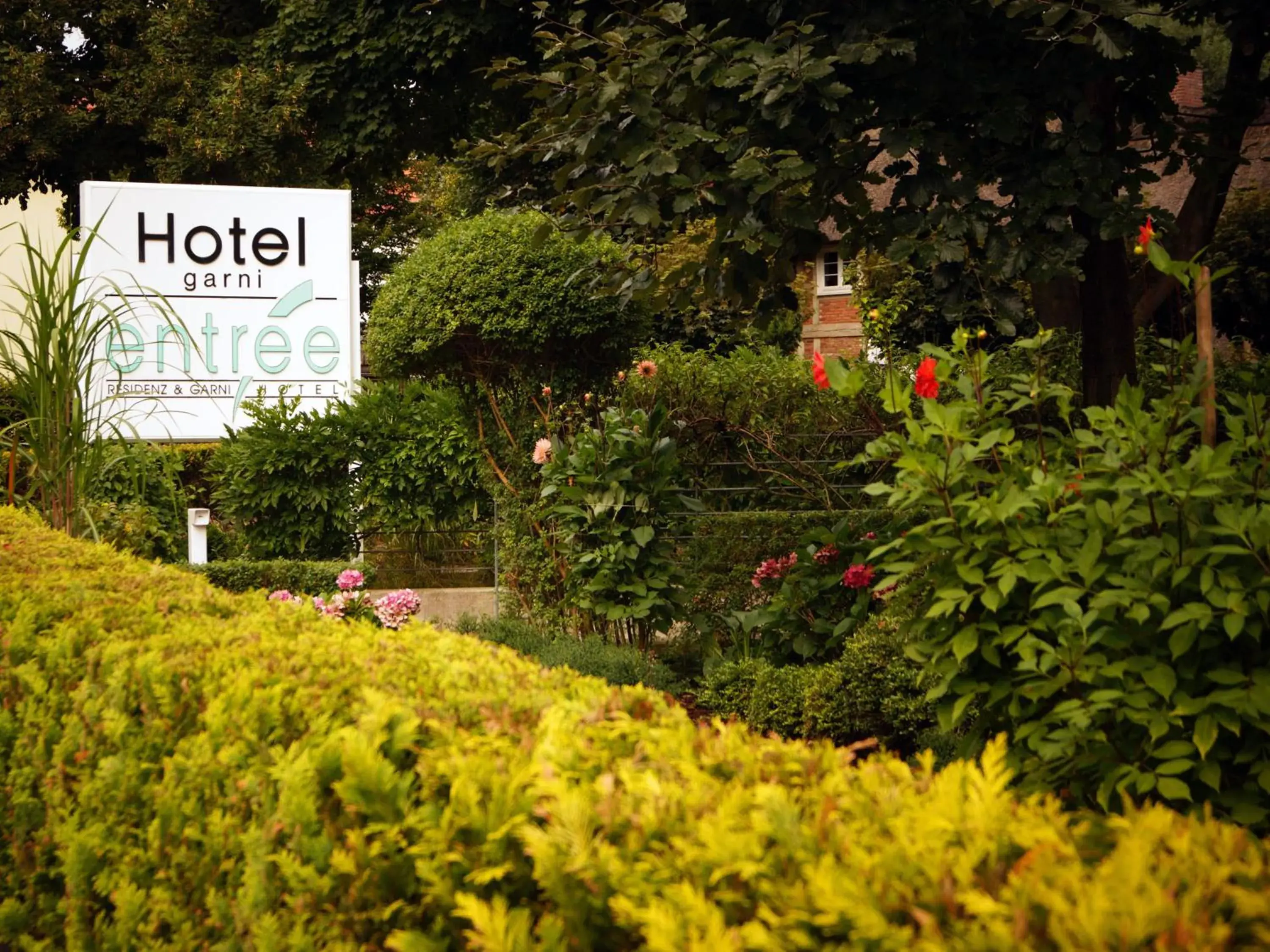 Property logo or sign in Entrée Groß Borstel Garni Hotel