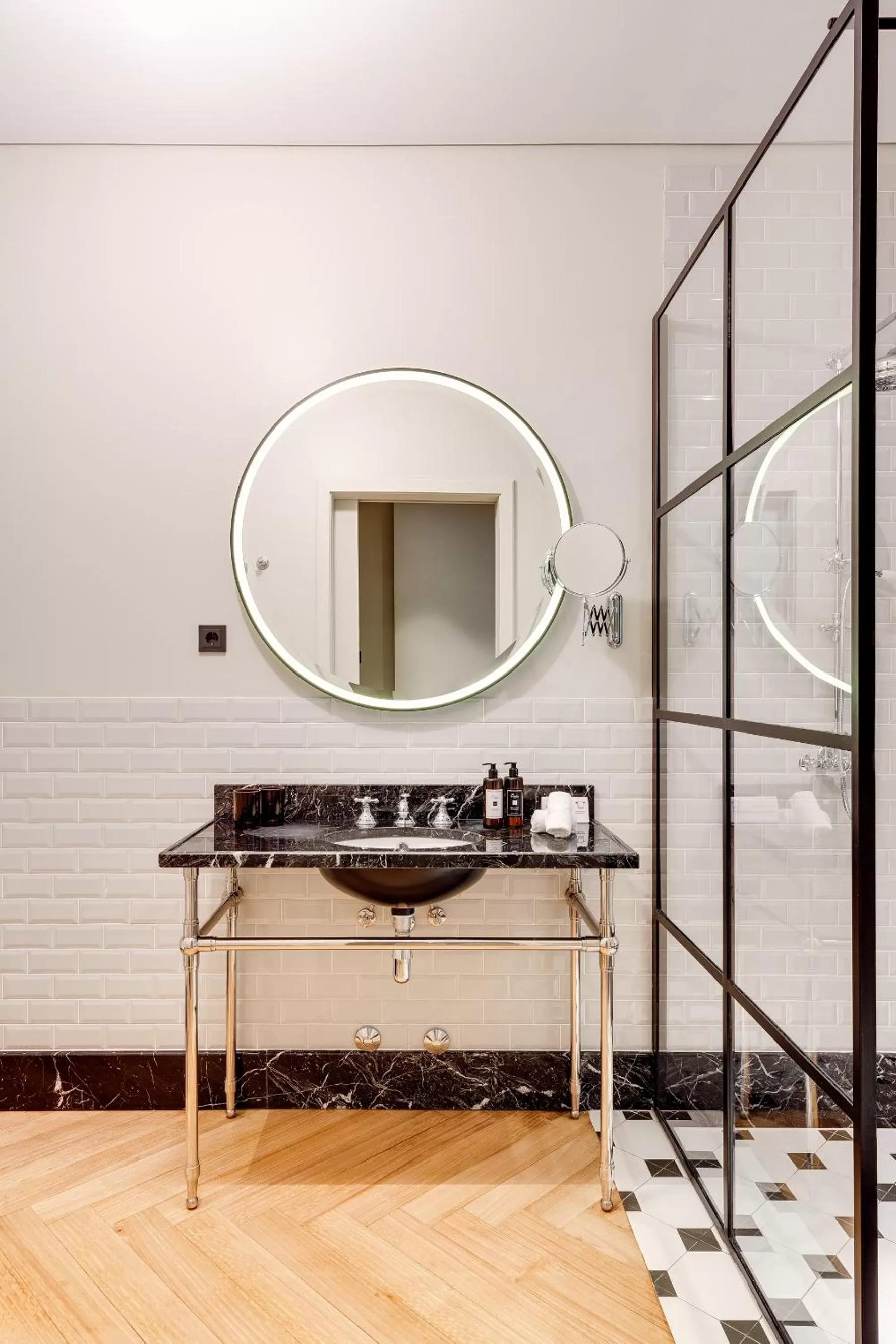 Bathroom in Portie Deluxe Suites by DA'HOME