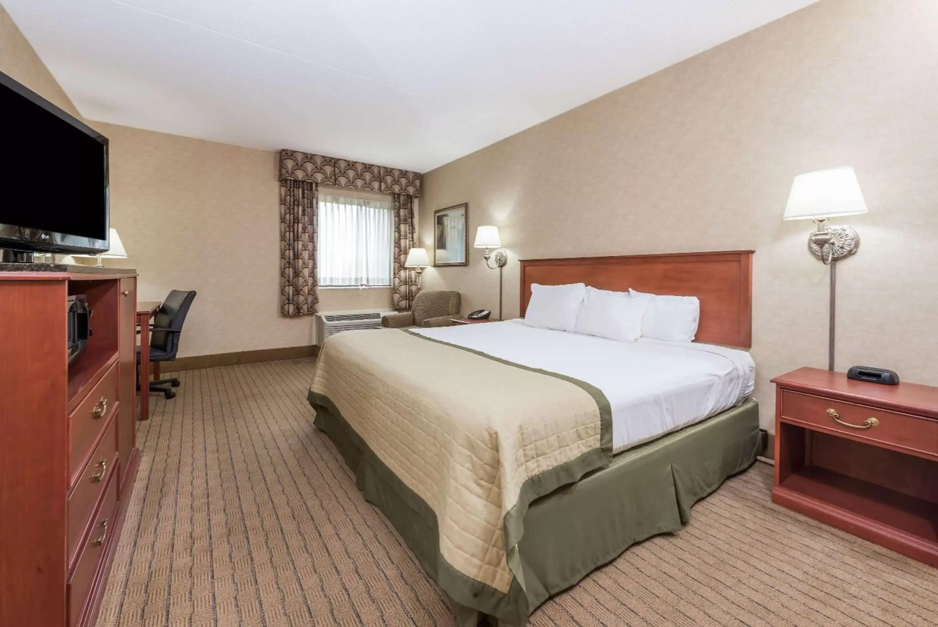 Photo of the whole room, Bed in Baymont by Wyndham Indianapolis South