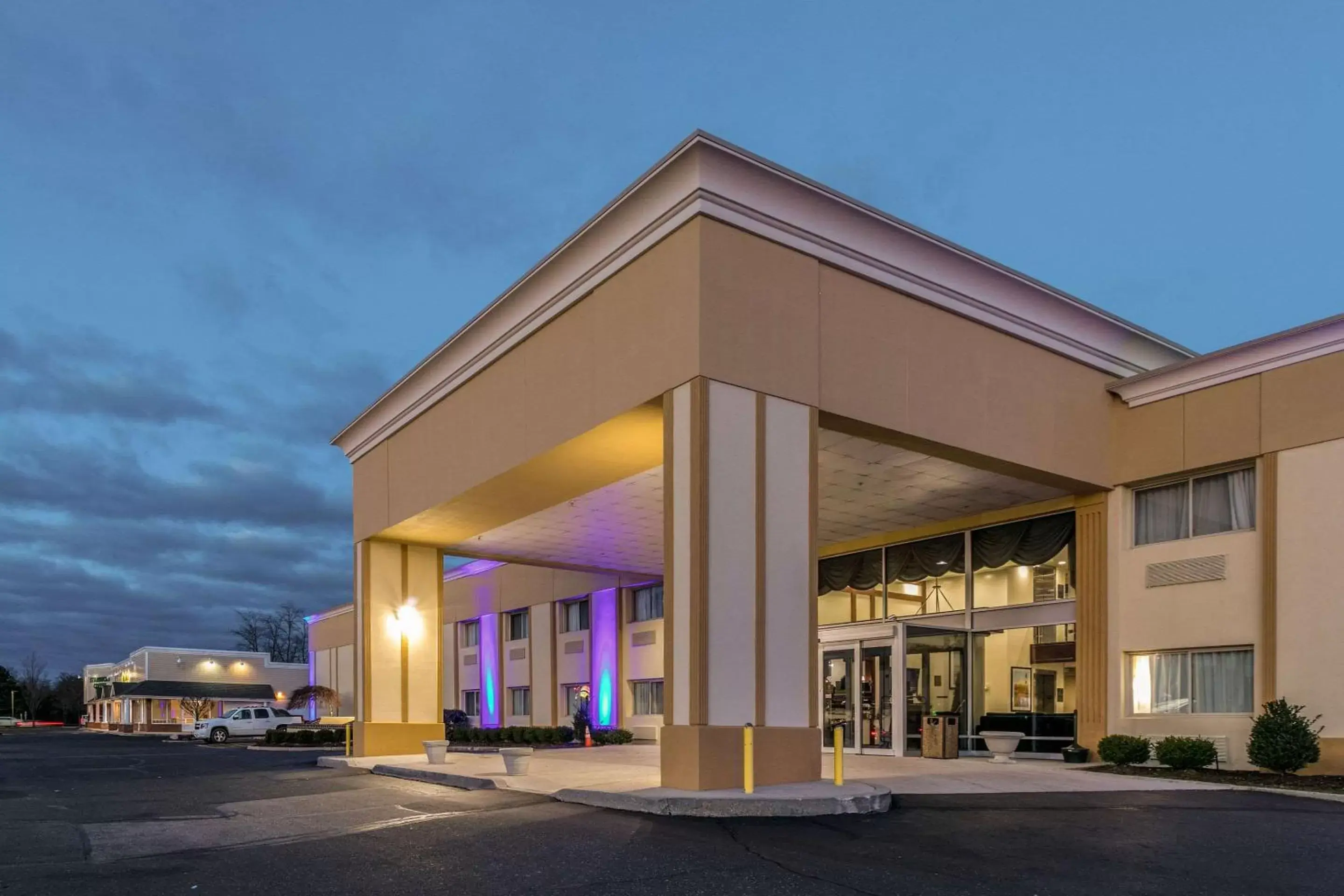 Property Building in Comfort Inn Medford-Long Island