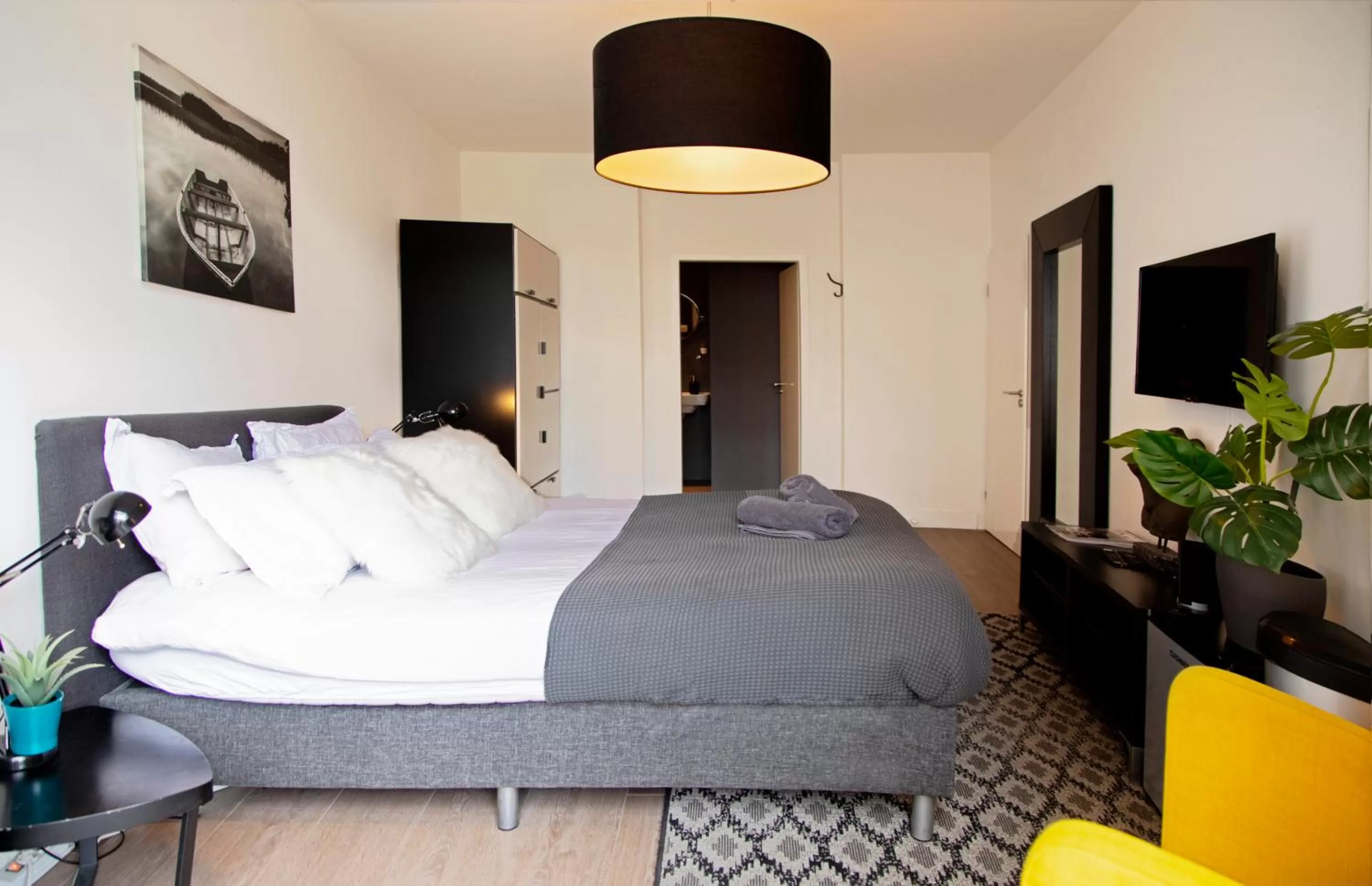 Photo of the whole room, Bed in Modern Hideout Ace Location