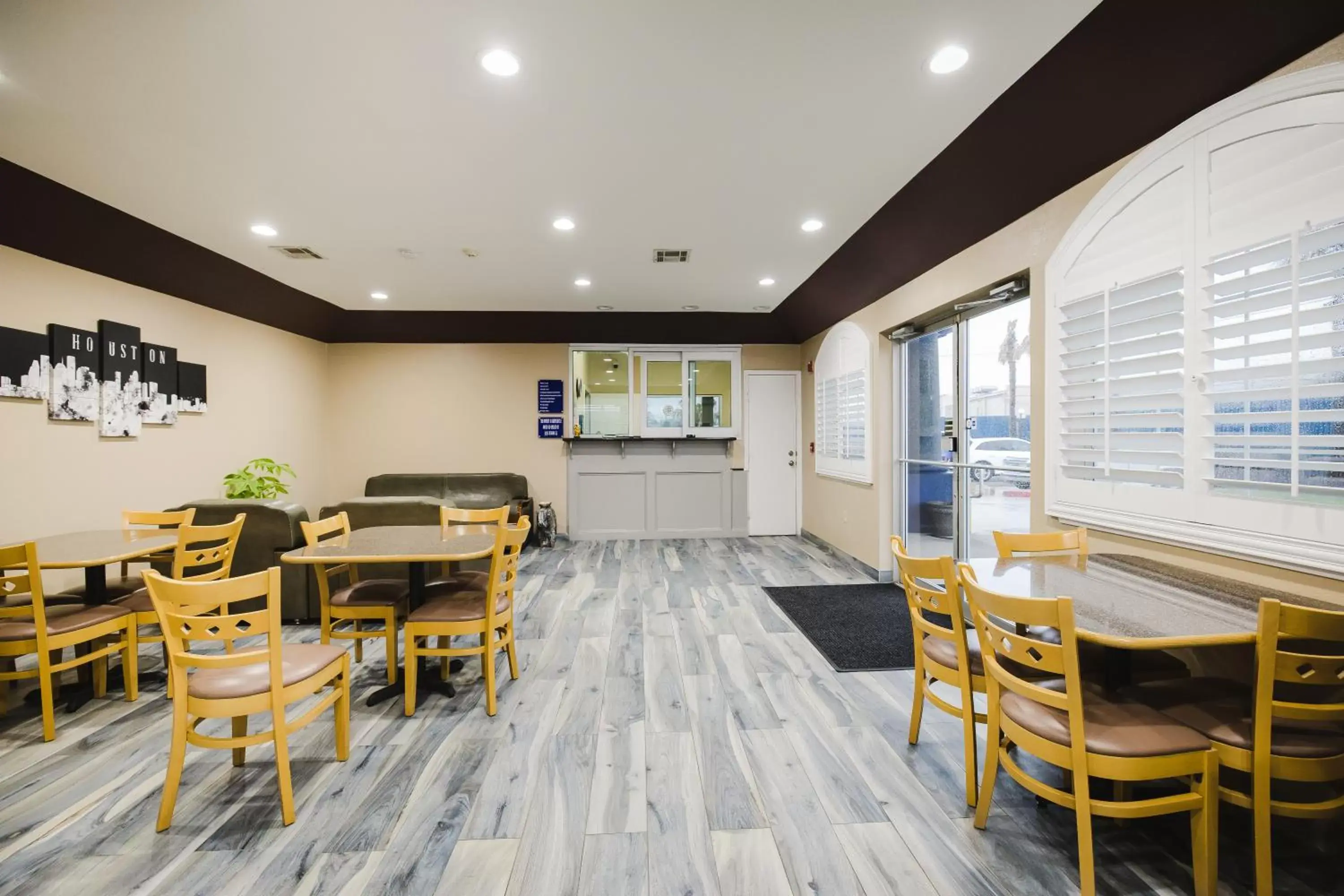 Seating area, Restaurant/Places to Eat in Sapphire Inn & Suites