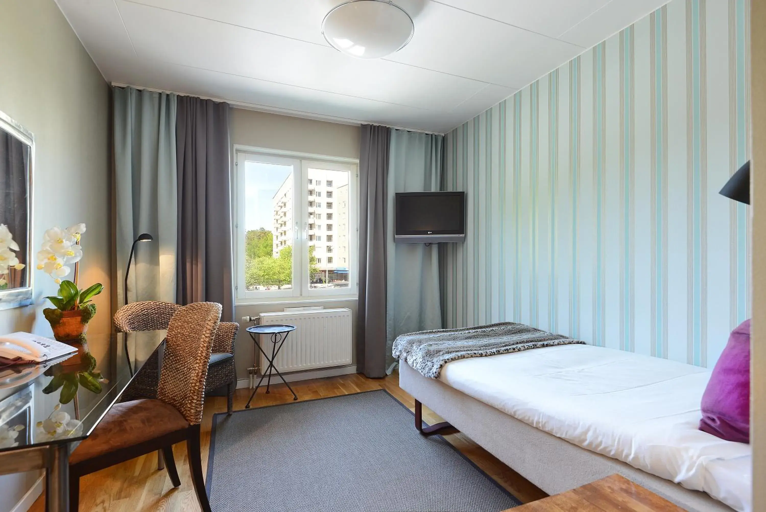 Photo of the whole room, Bed in Maude´s Hotel Enskede Stockholm