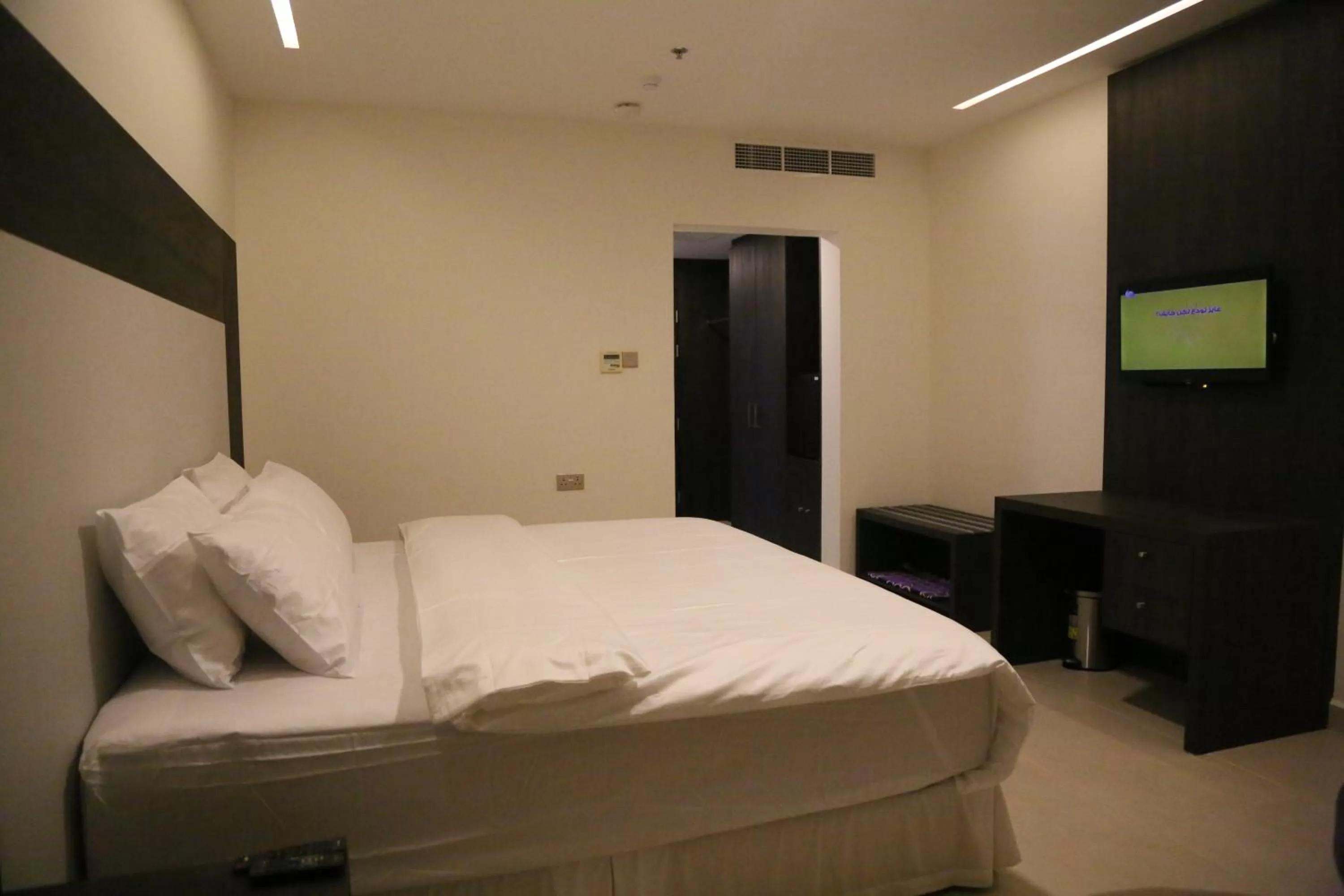 Photo of the whole room, Bed in Manazil Aldar Hotel