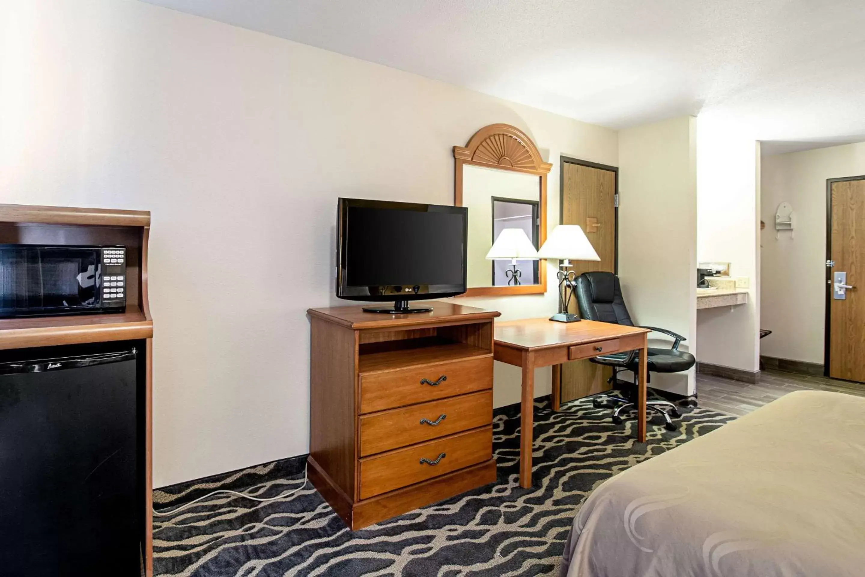 Photo of the whole room, TV/Entertainment Center in Quality Inn Huron