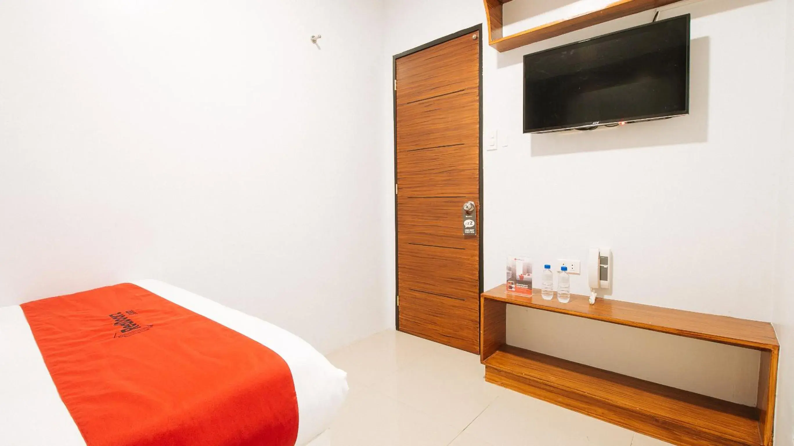 TV and multimedia, Bed in RedDoorz near Quiapo Church Manila