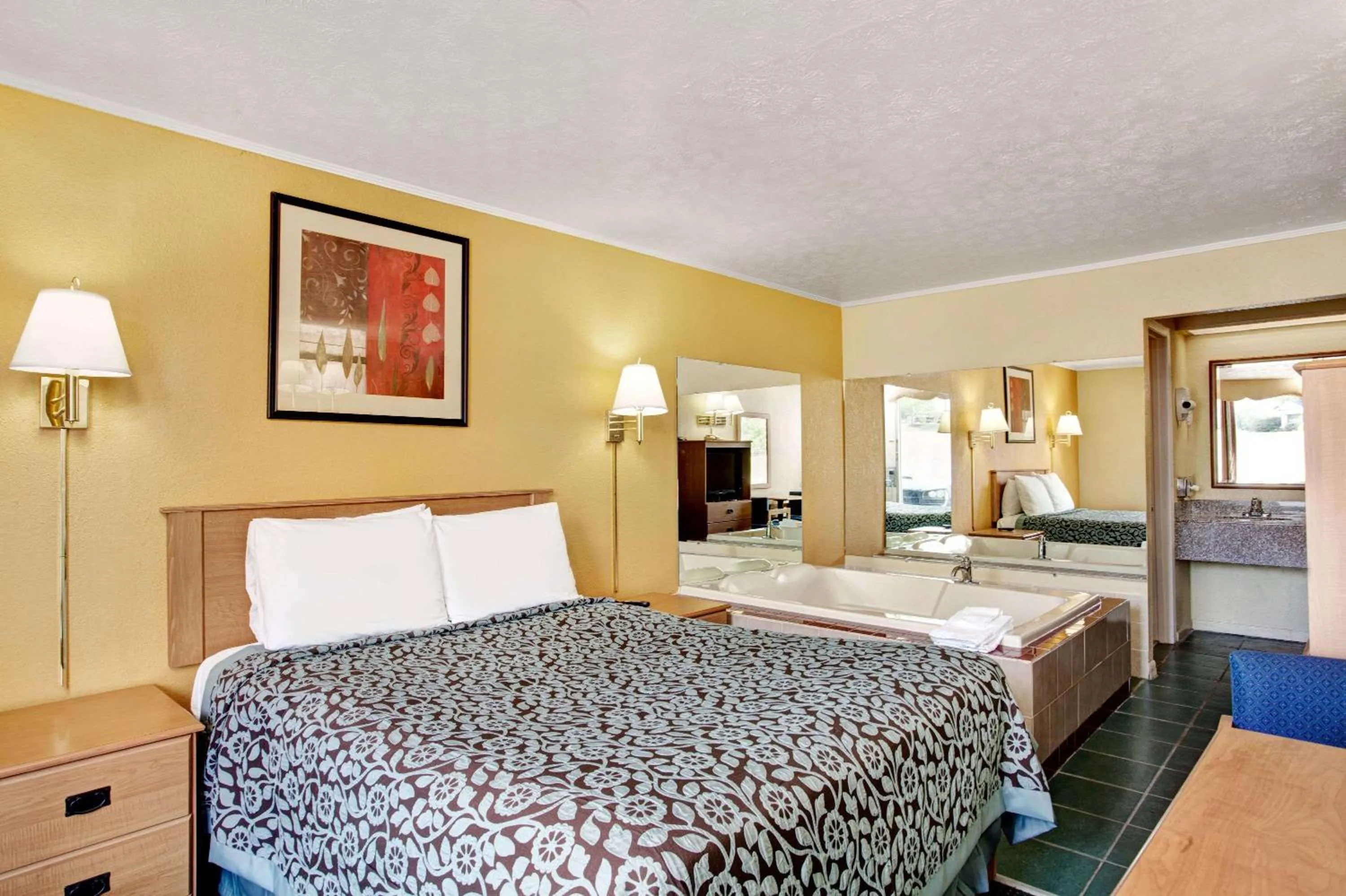 Photo of the whole room, Bed in Days Inn by Wyndham Knoxville West