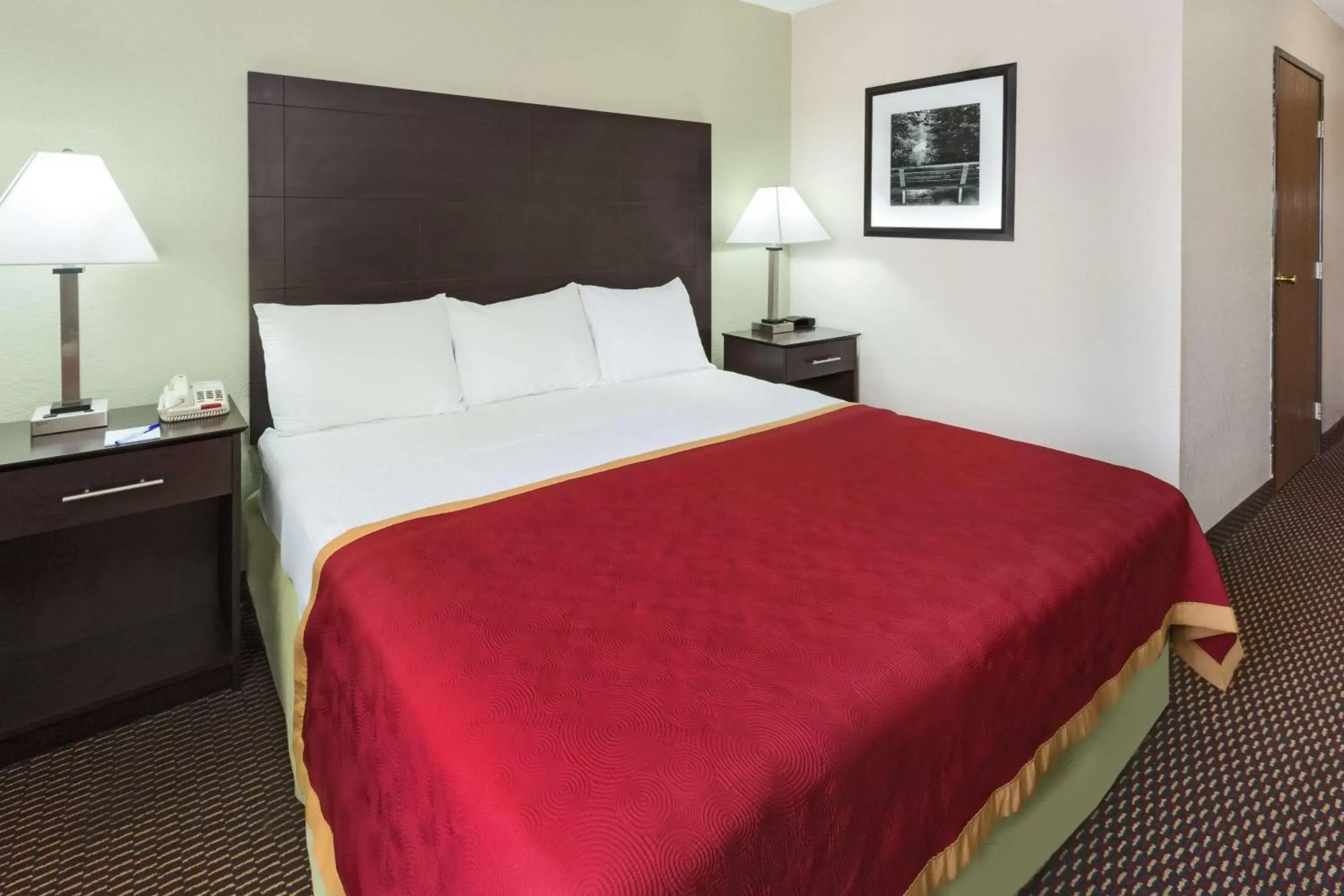 Photo of the whole room, Bed in Baymont by Wyndham Beloit